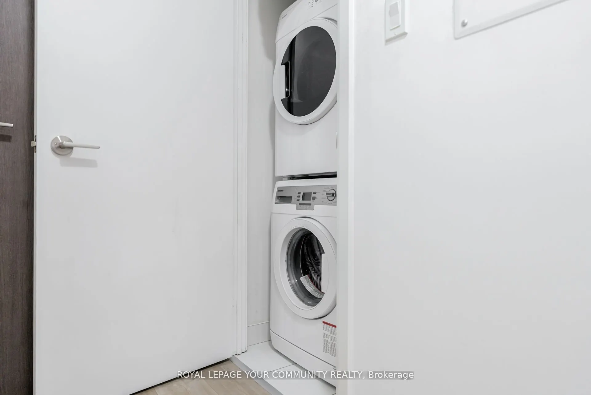 27 Bathurst Street W, #1516