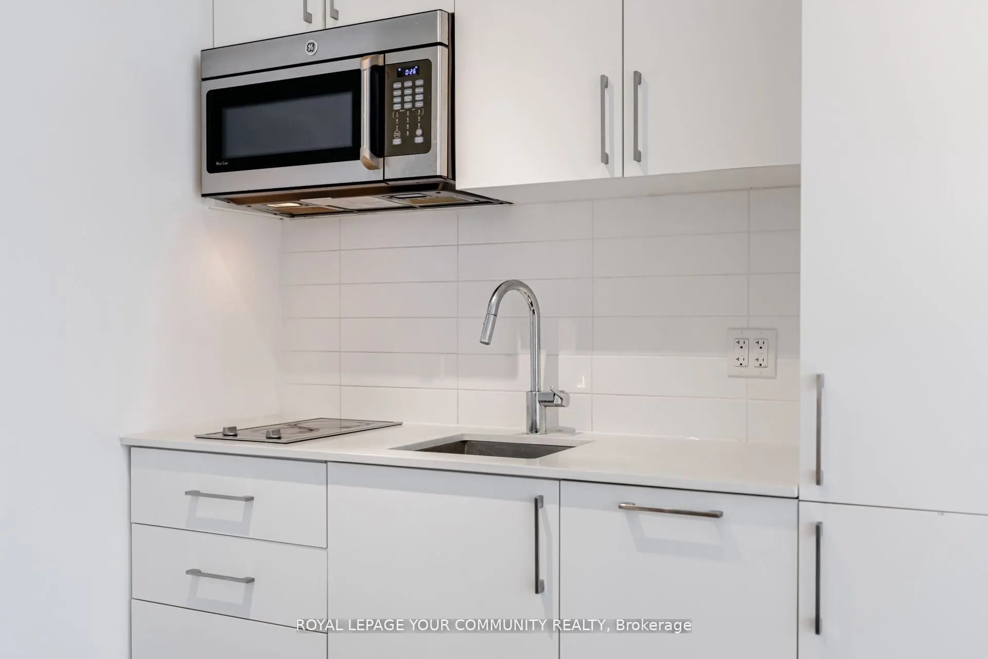 27 Bathurst Street W, #1516