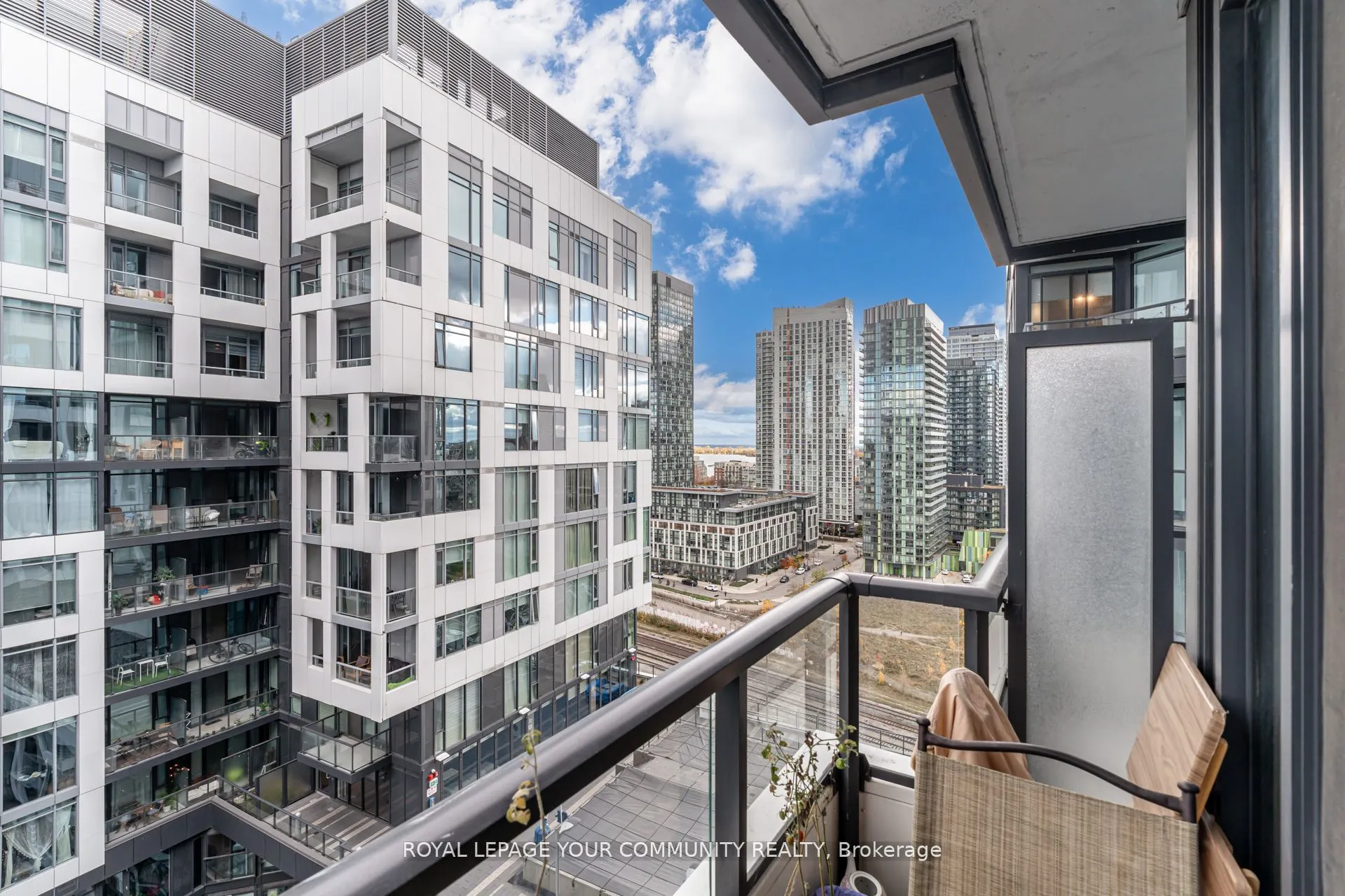 27 Bathurst Street W, #1516