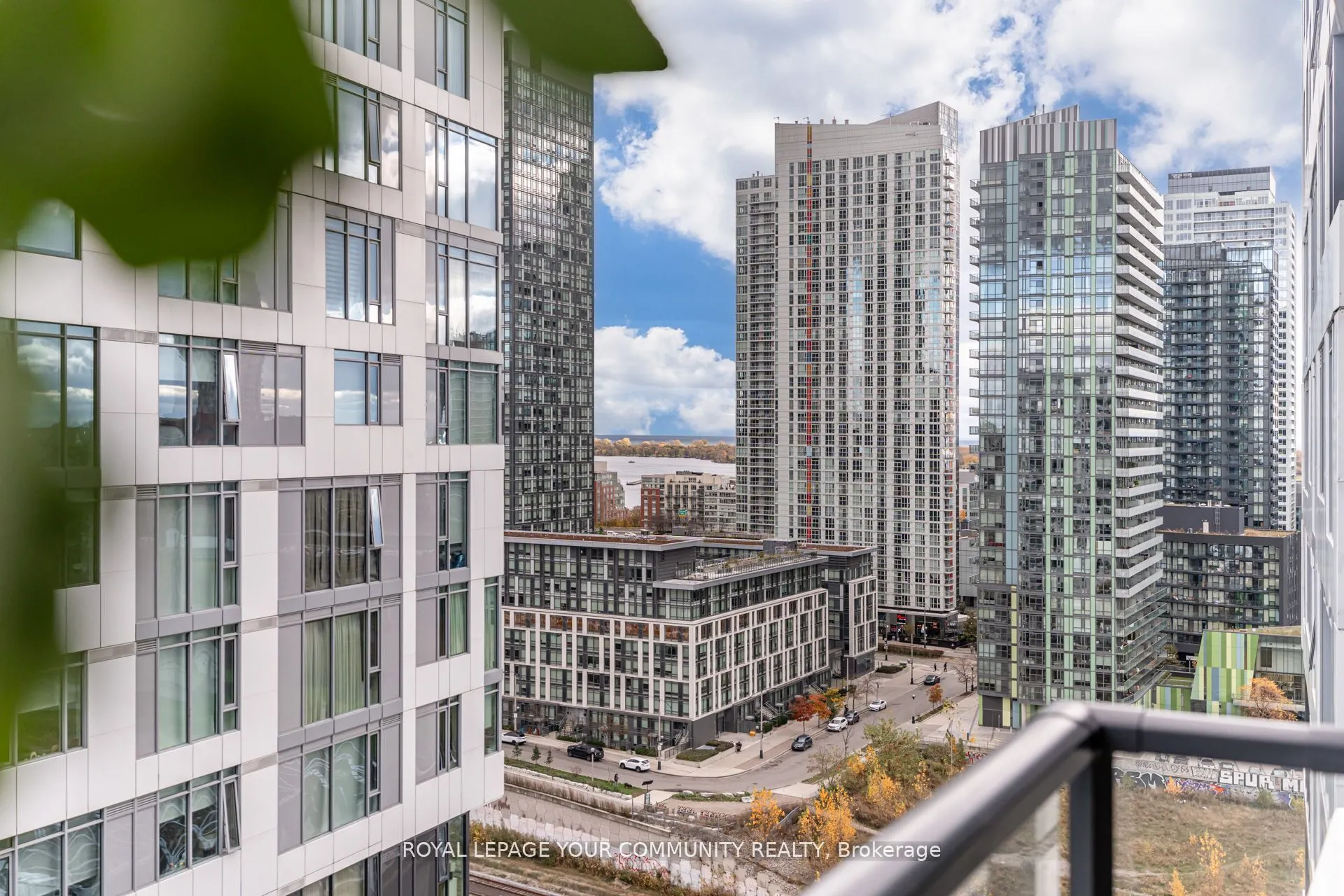 27 Bathurst Street W, #1516