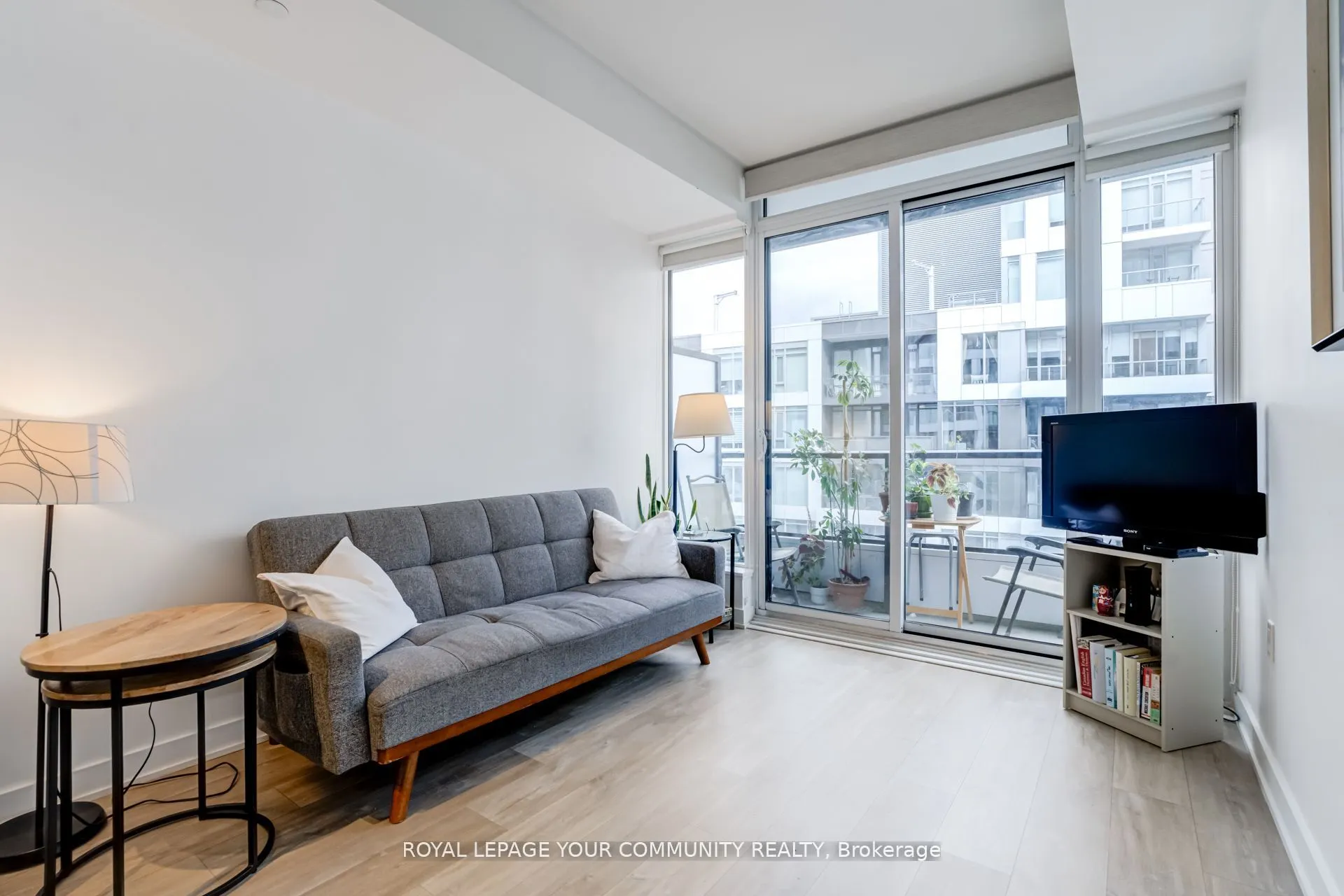 27 Bathurst Street W, #1516