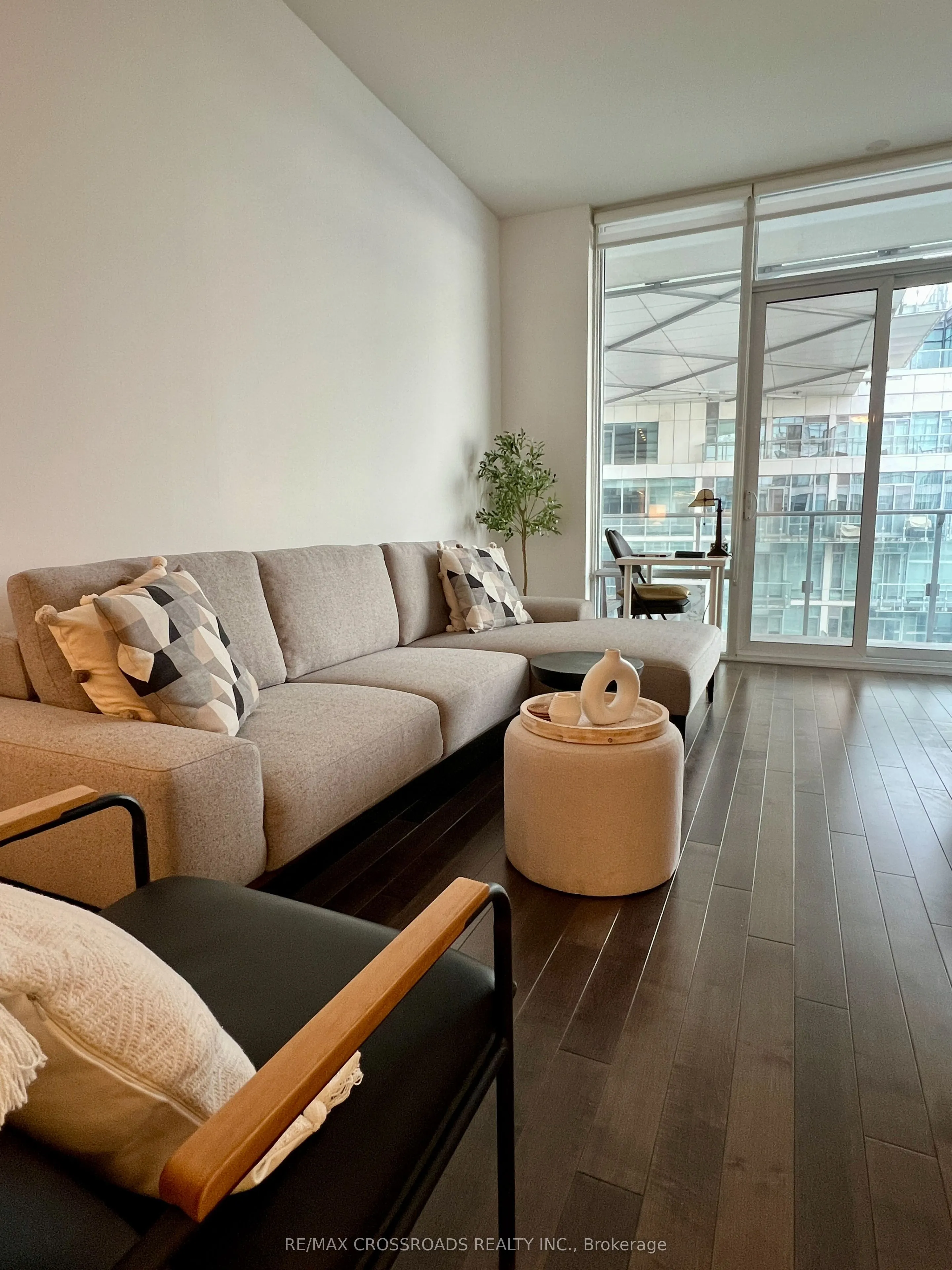 29 Queens Quay E #1010