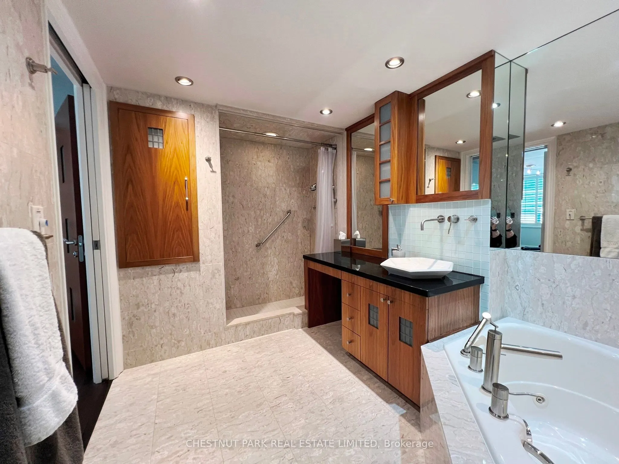 5 Rosehill Avenue, #819
