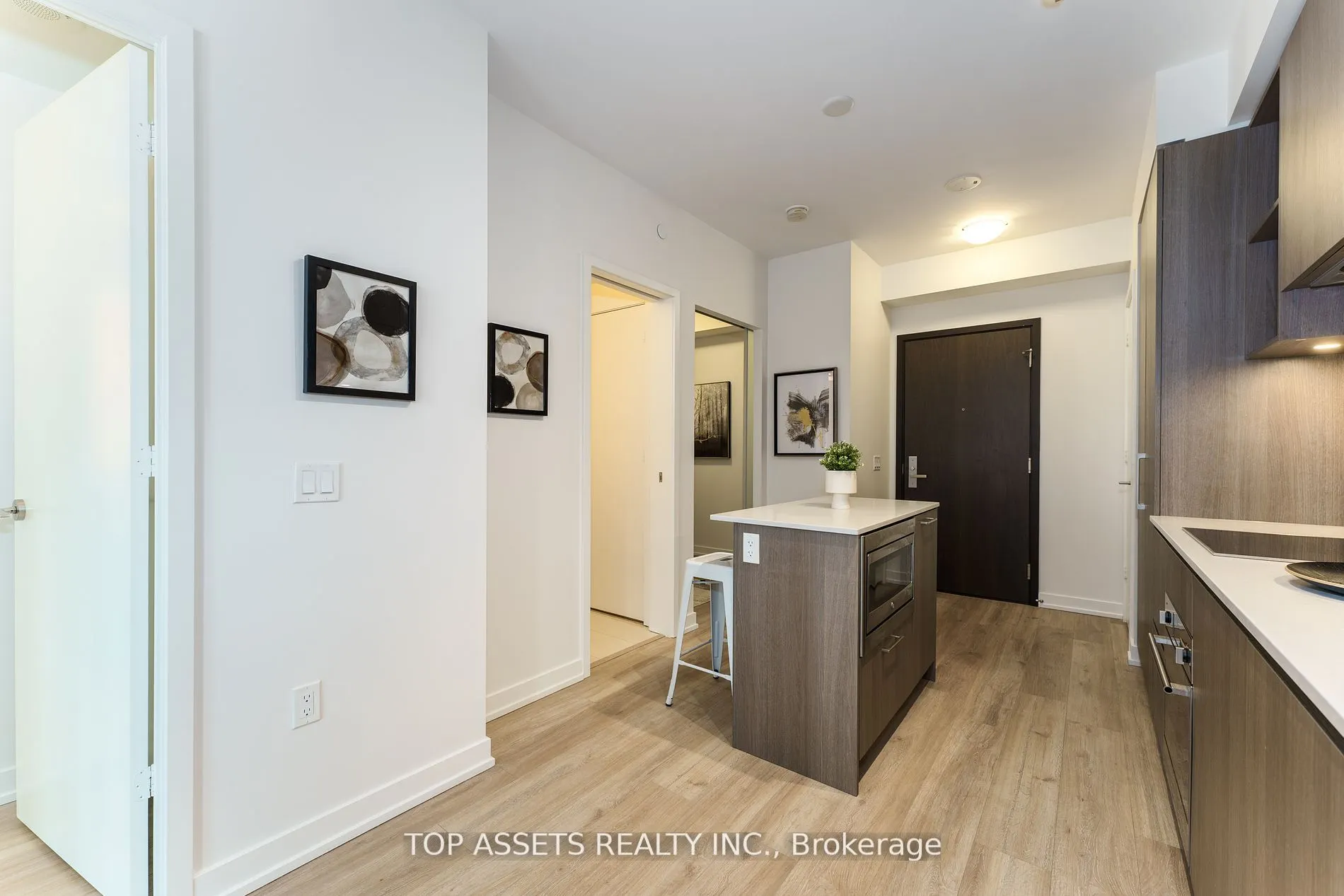 1 Yorkville Ave, #3701