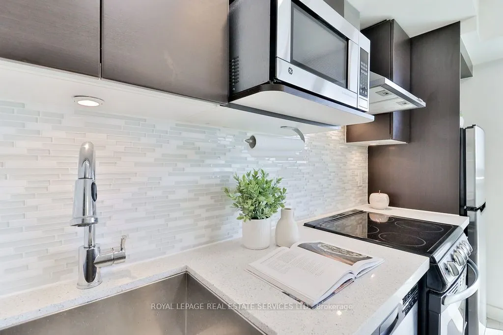 58 Orchard View Boulevard #908
