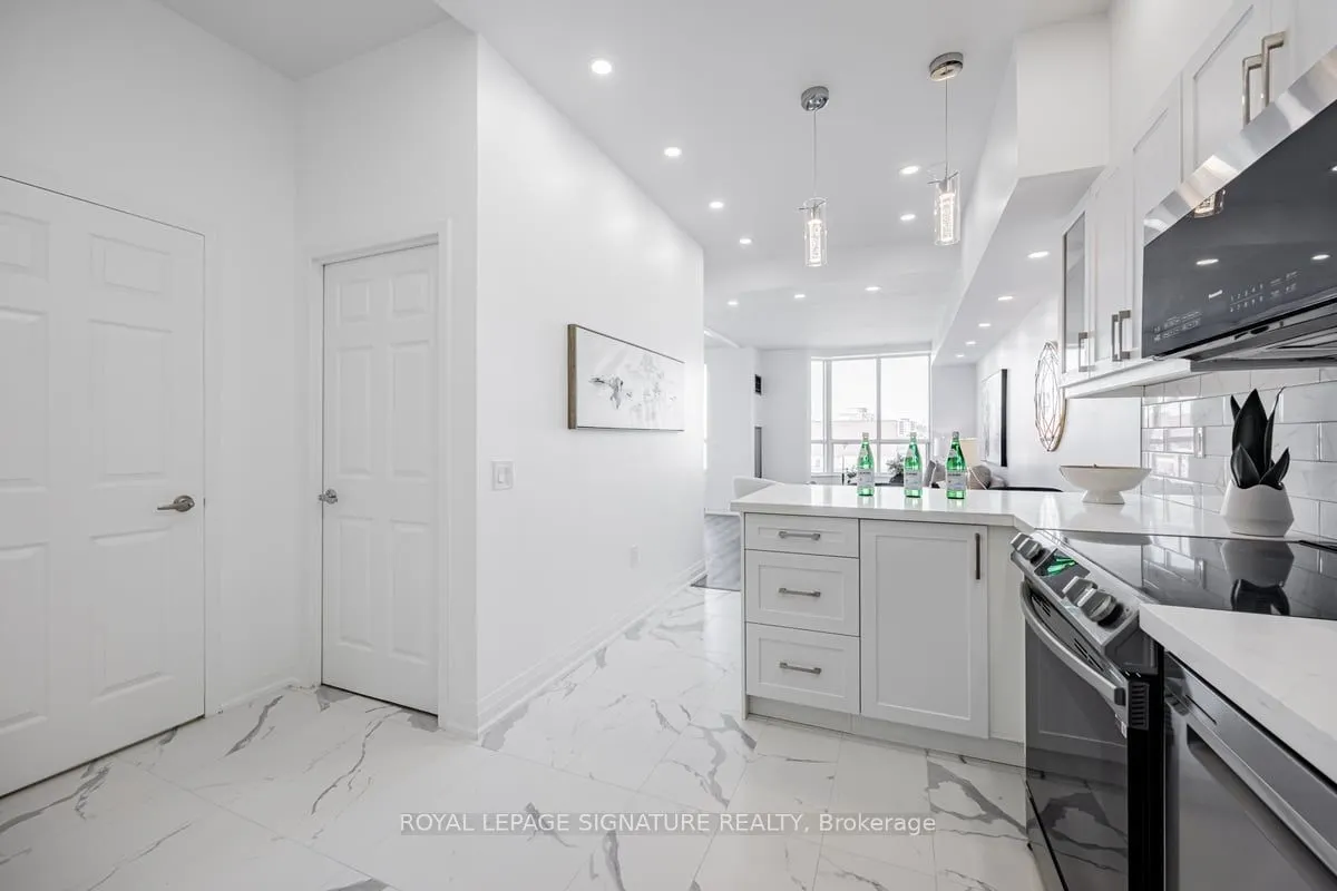 284 Bloor Street W, #1005
