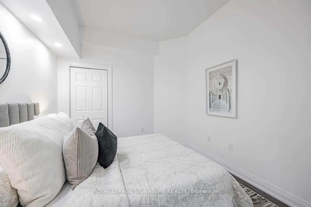 284 Bloor Street W, #1005