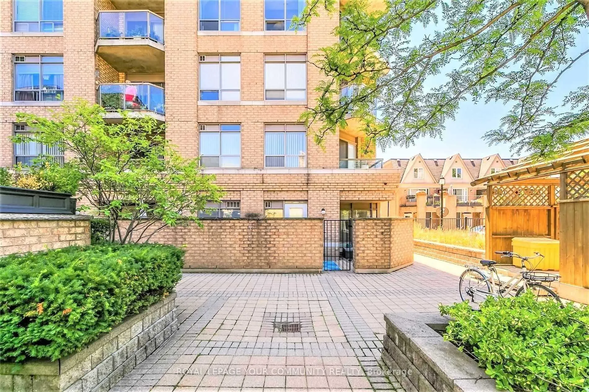 140 Bathurst Street, #210