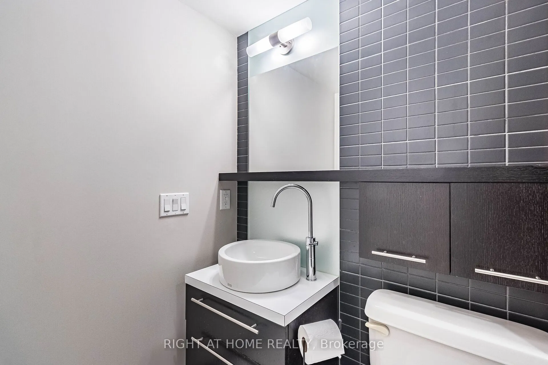 25 Carlton Street, #406