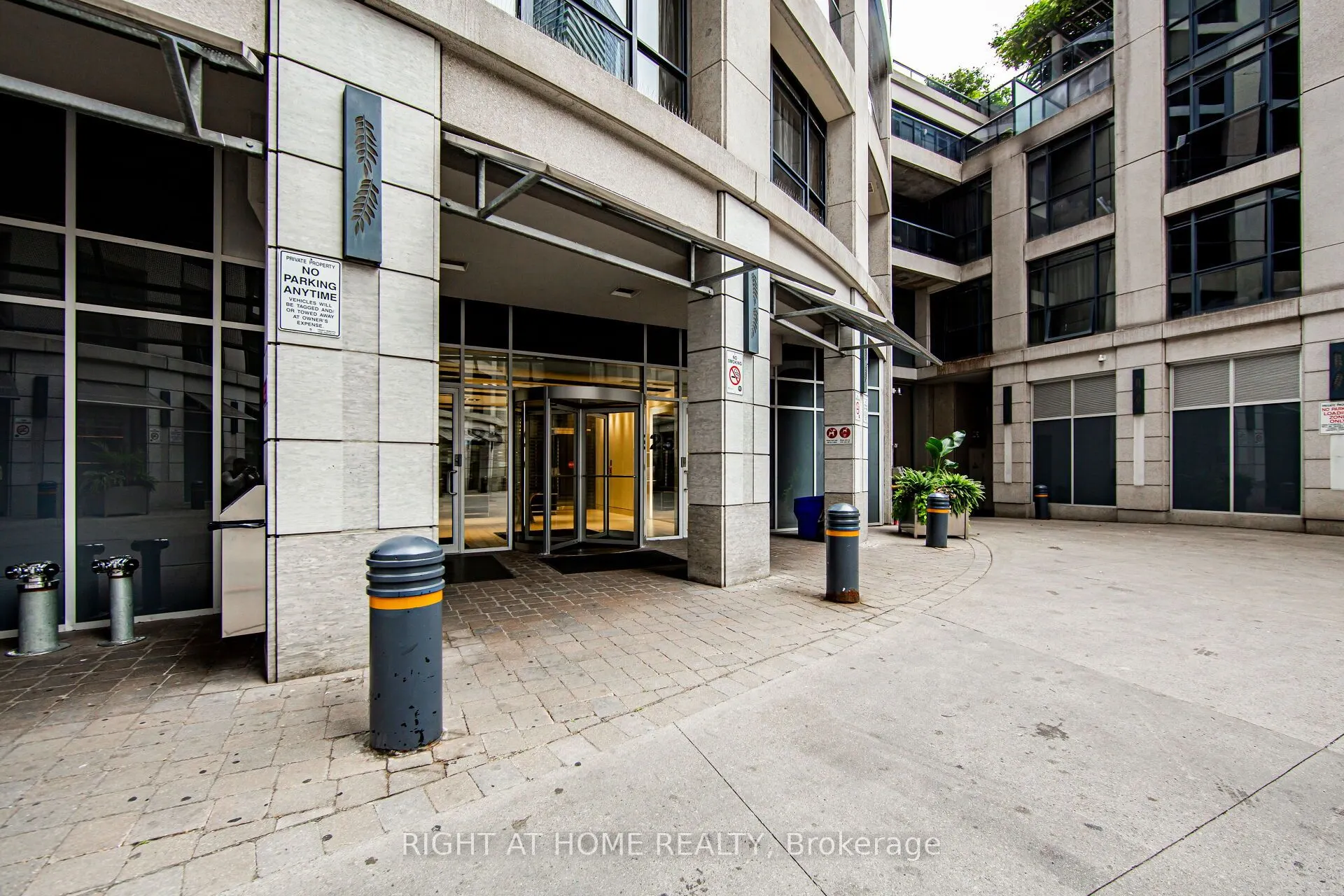 25 Carlton Street, #406