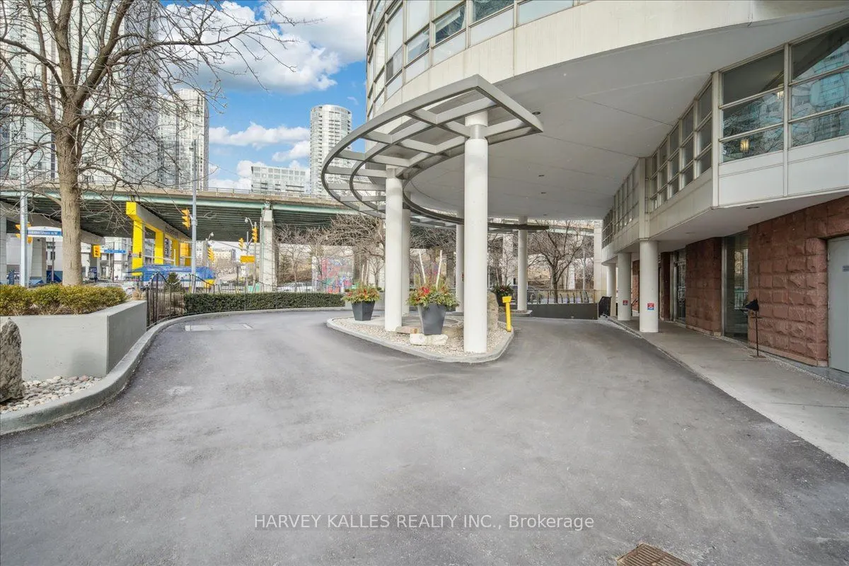 550 Queens Quay W, #809