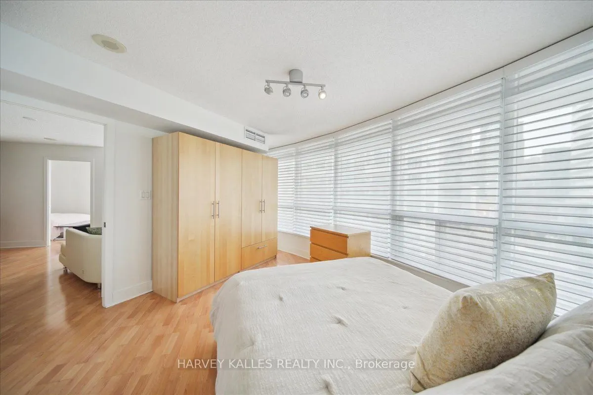 550 Queens Quay W, #809