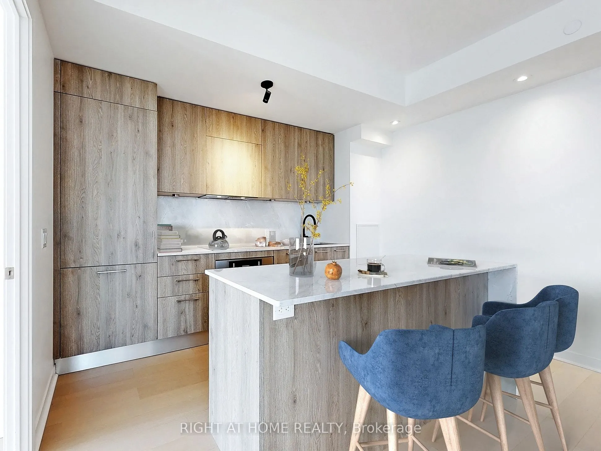 501 Adelaide Street W, #802
