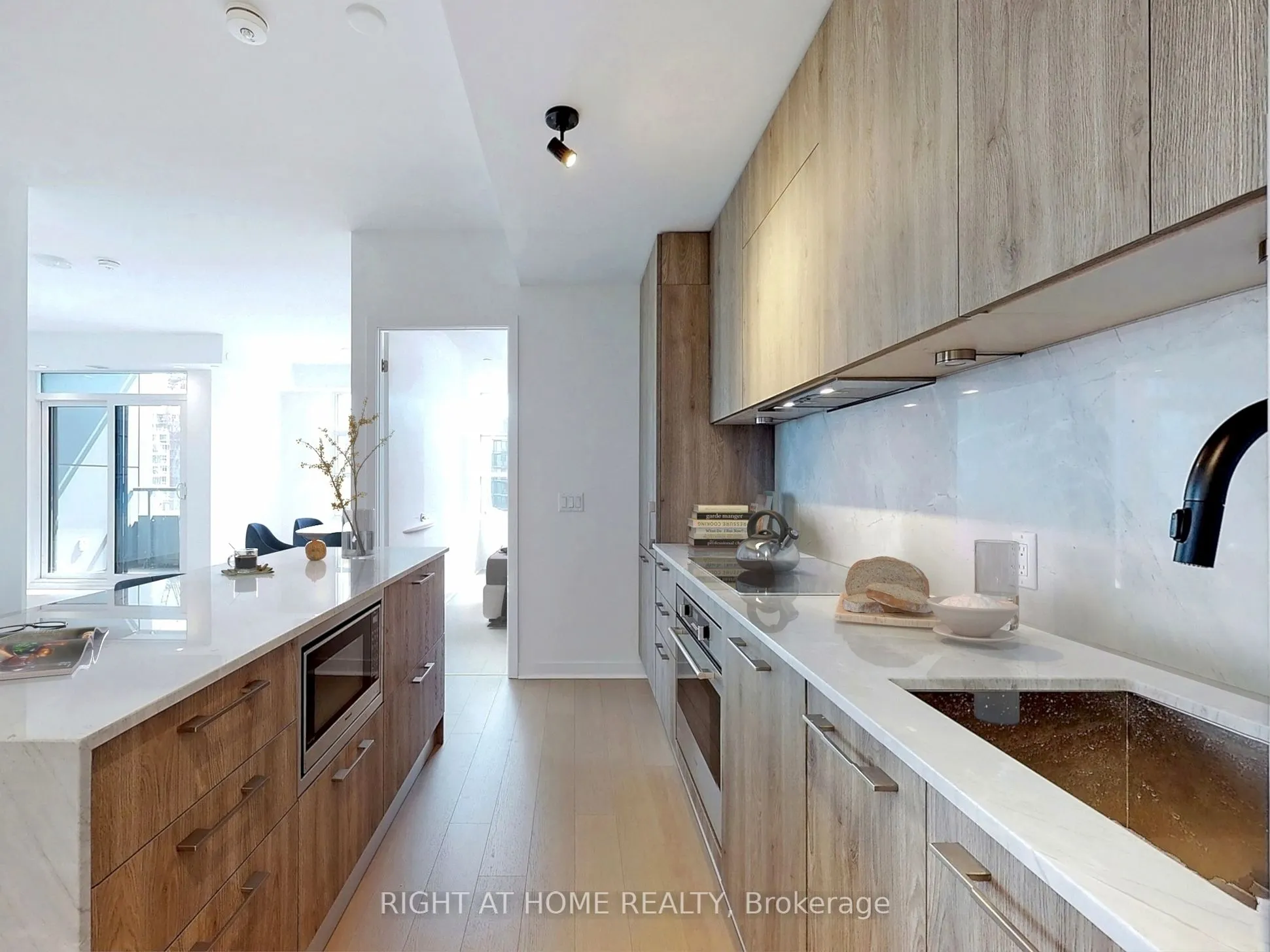 501 Adelaide Street W, #802