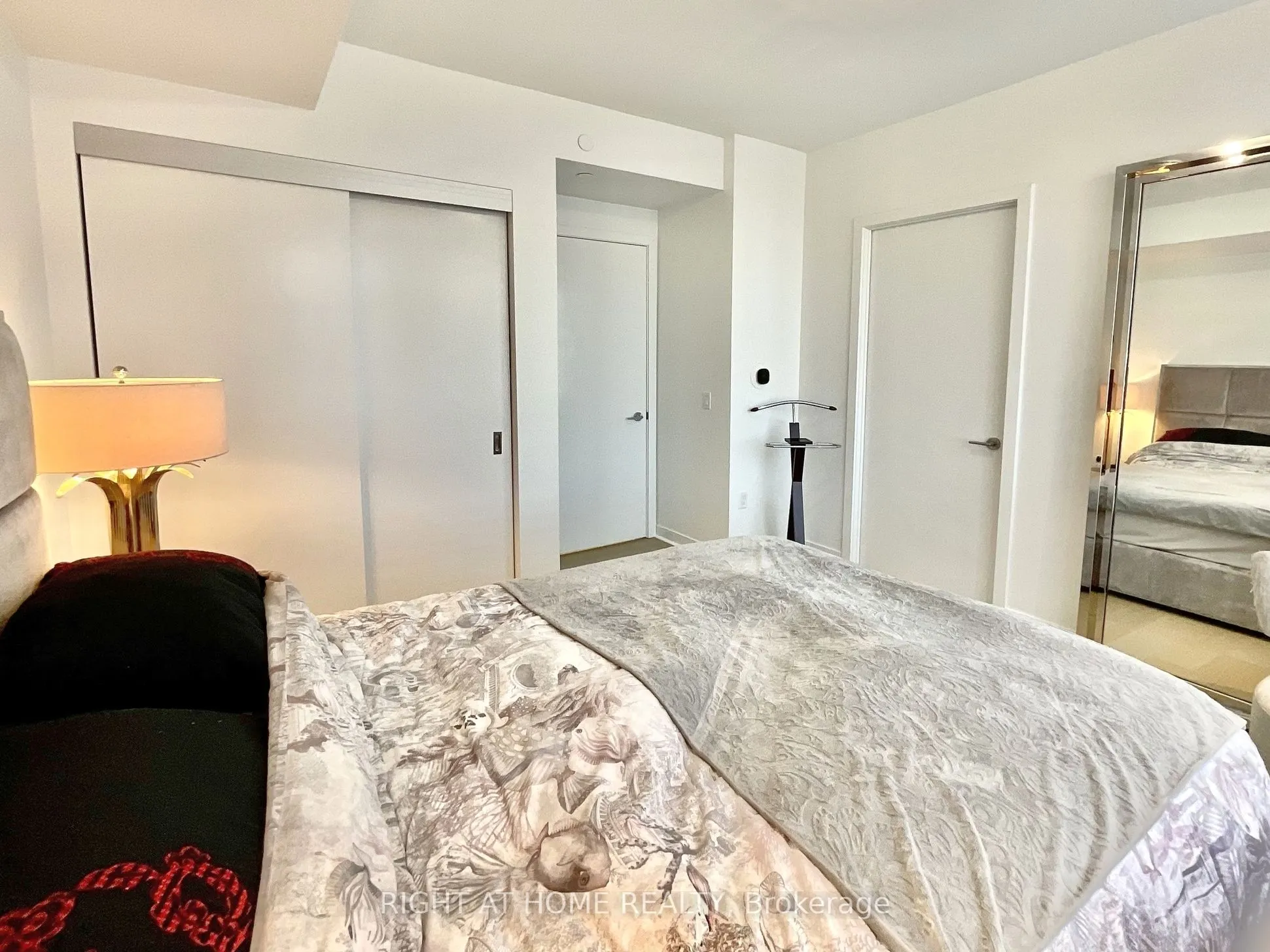 501 Adelaide Street W, #802