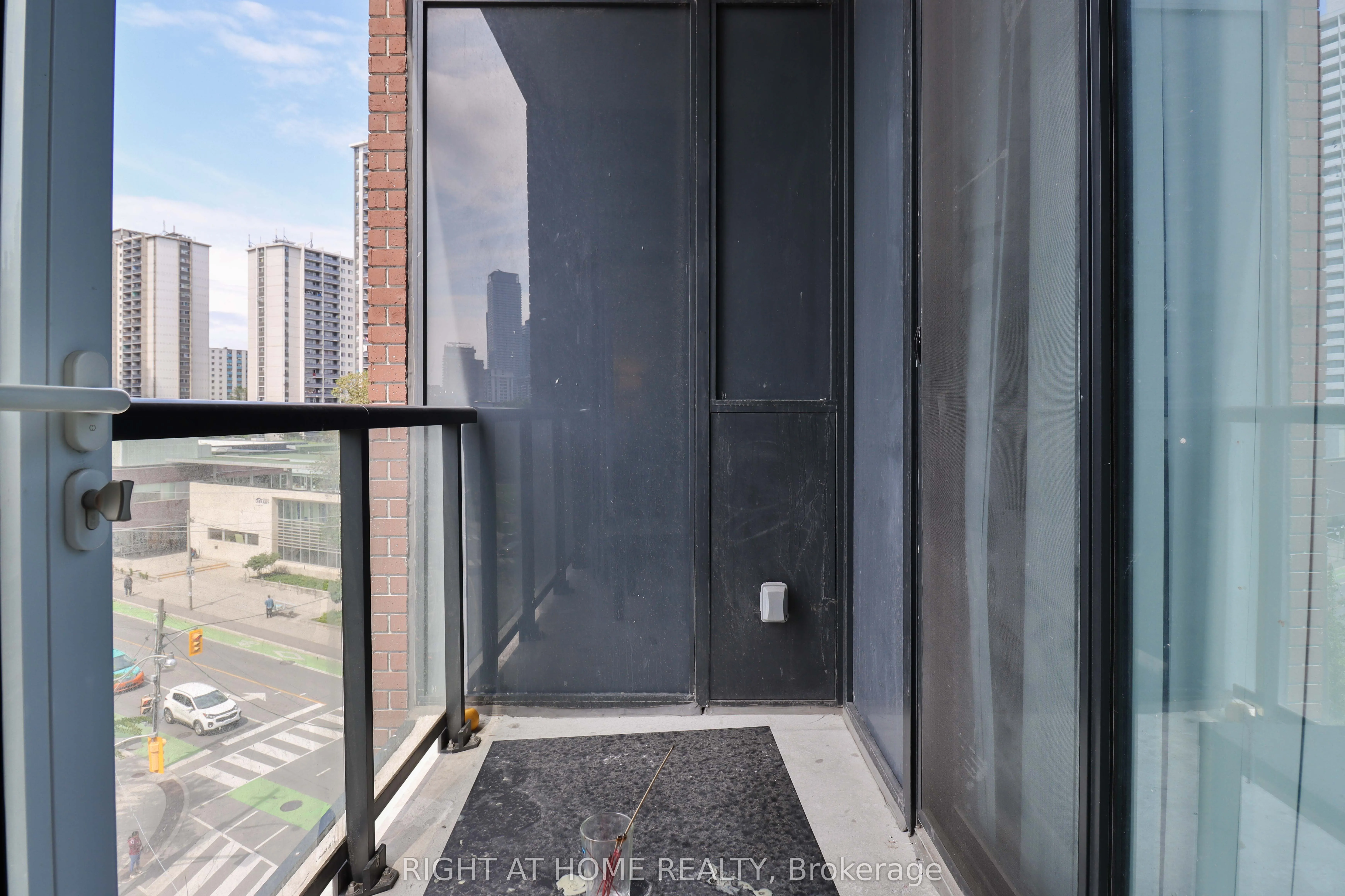 159 Wellesley Street E #406