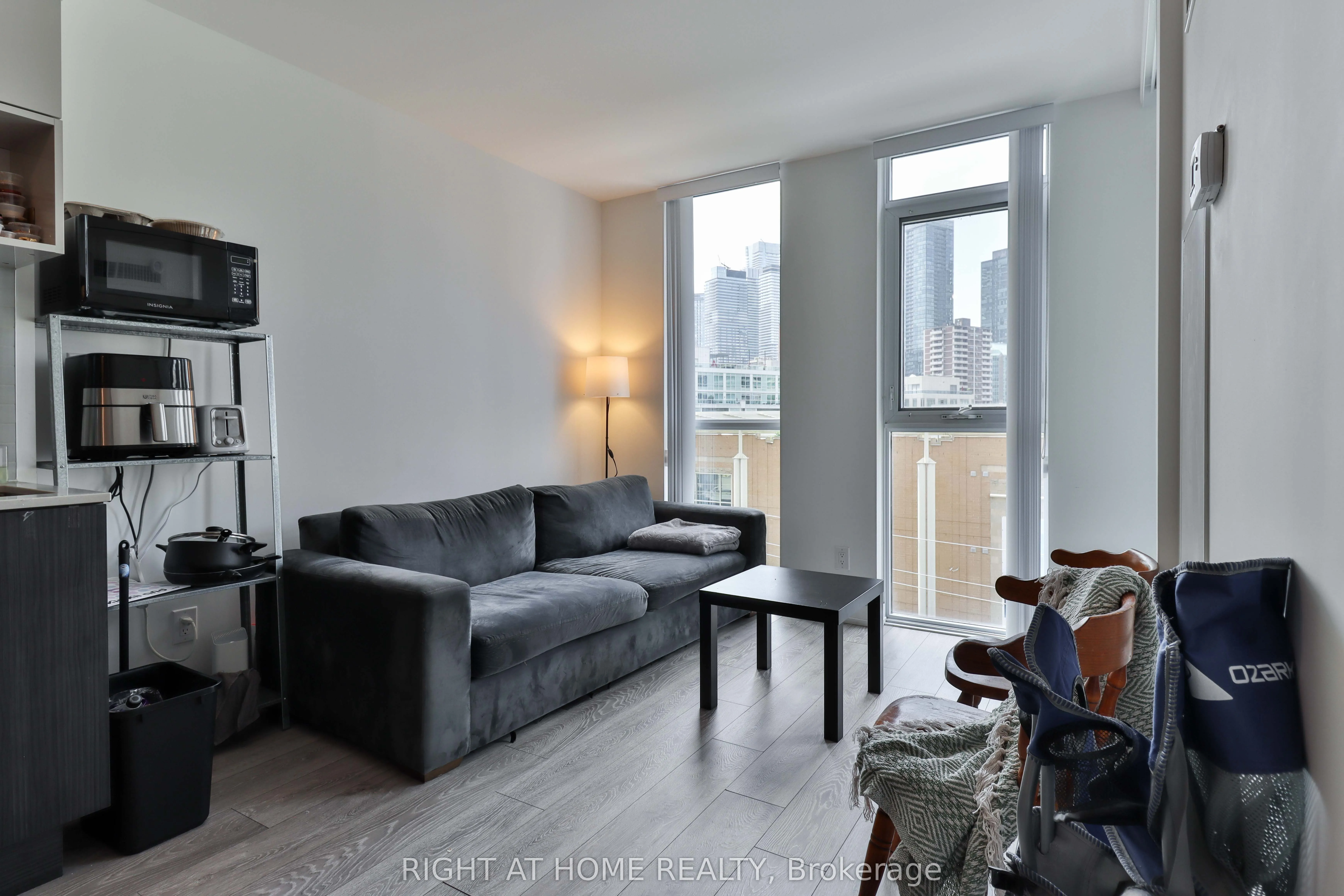 159 Wellesley Street E #406