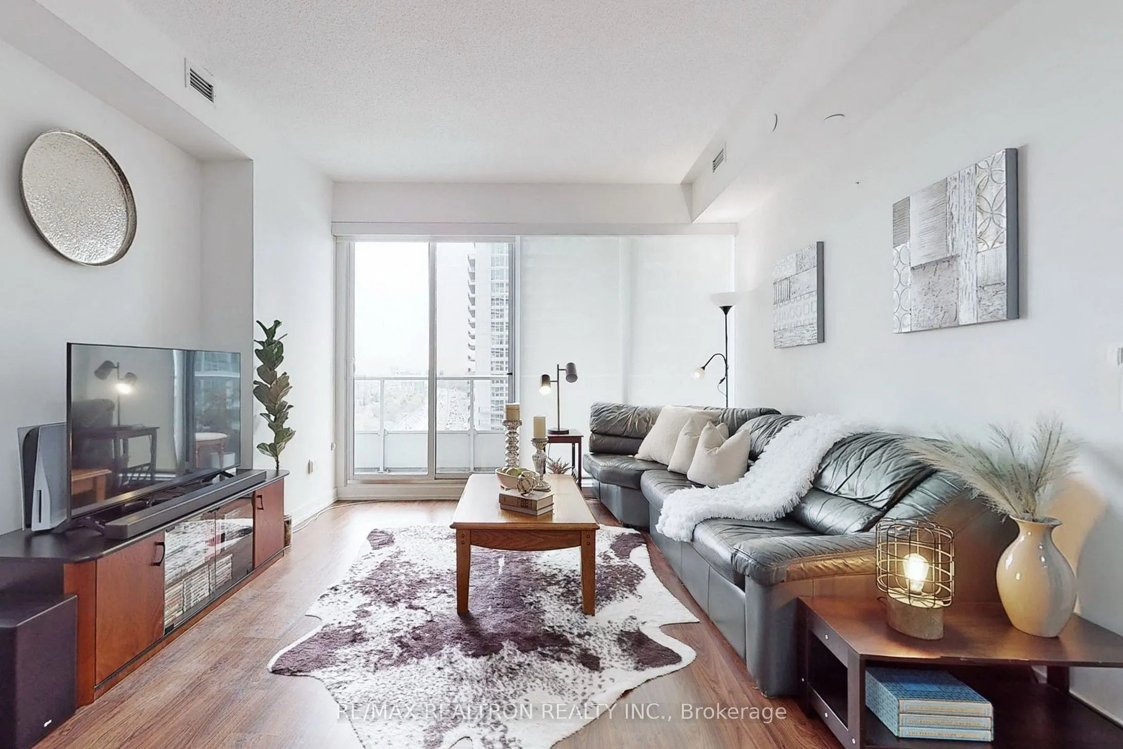 115 Mcmahon Drive, #2711