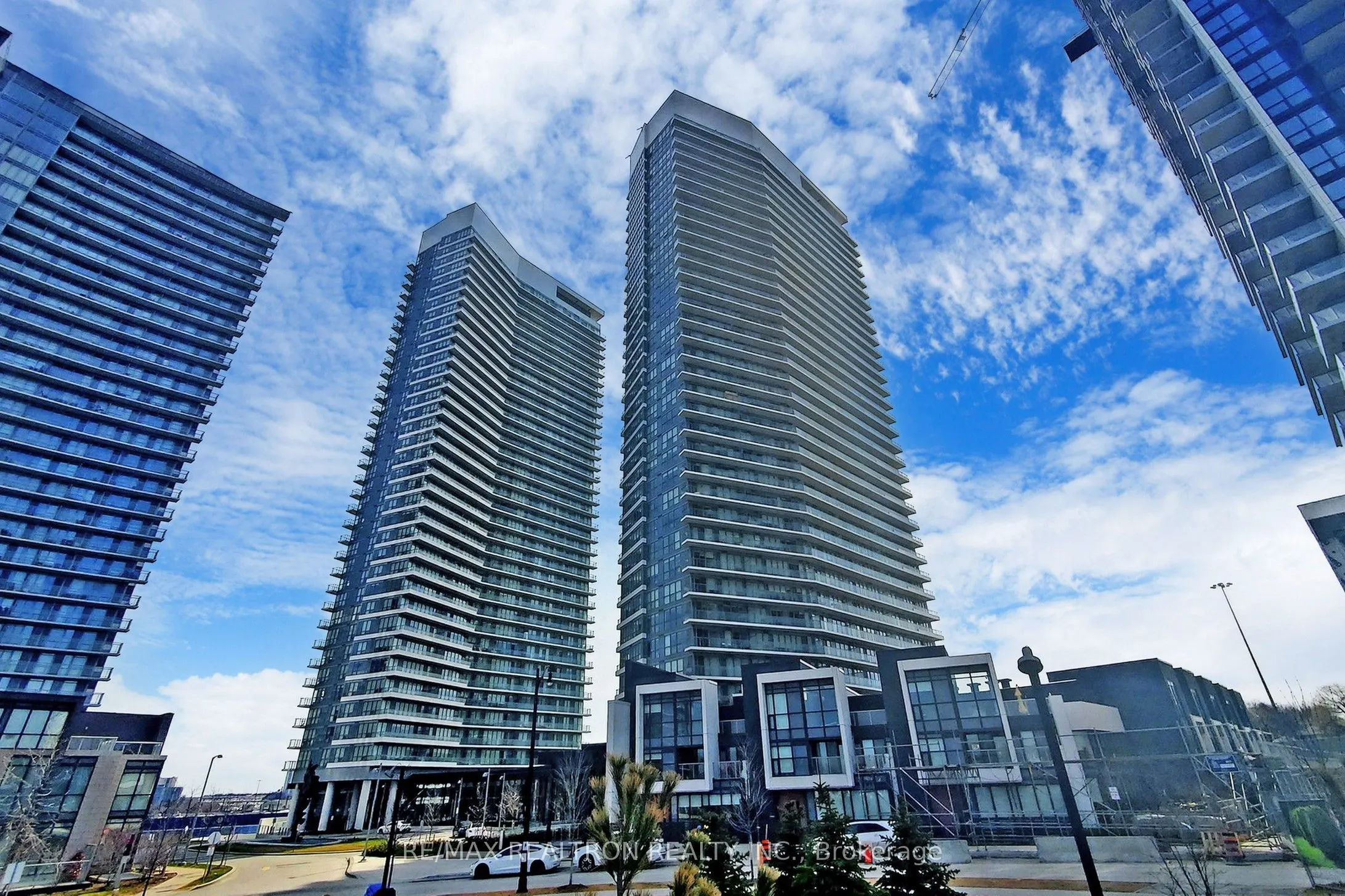 115 Mcmahon Drive, #2711