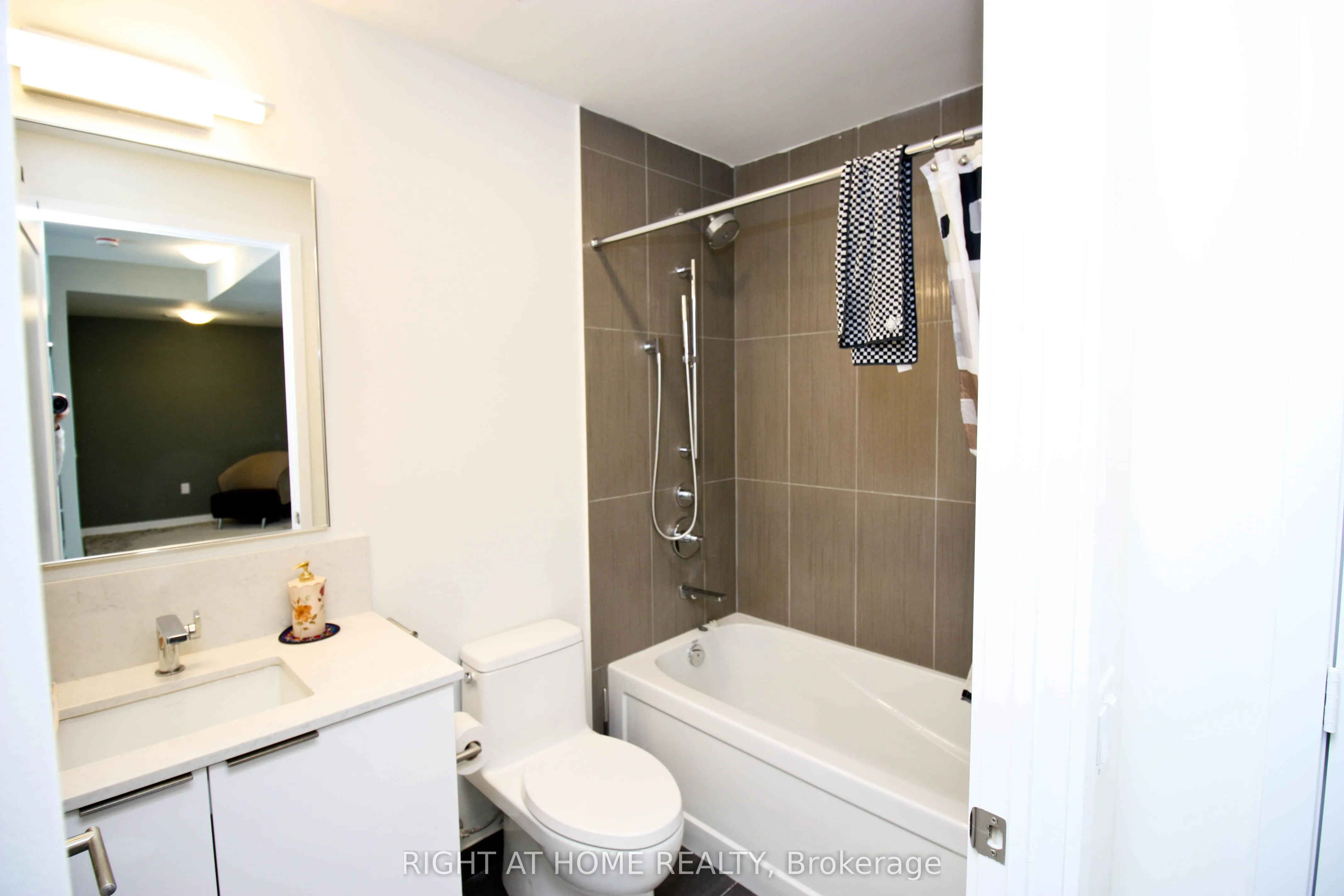 28 Freeland Street, #5208