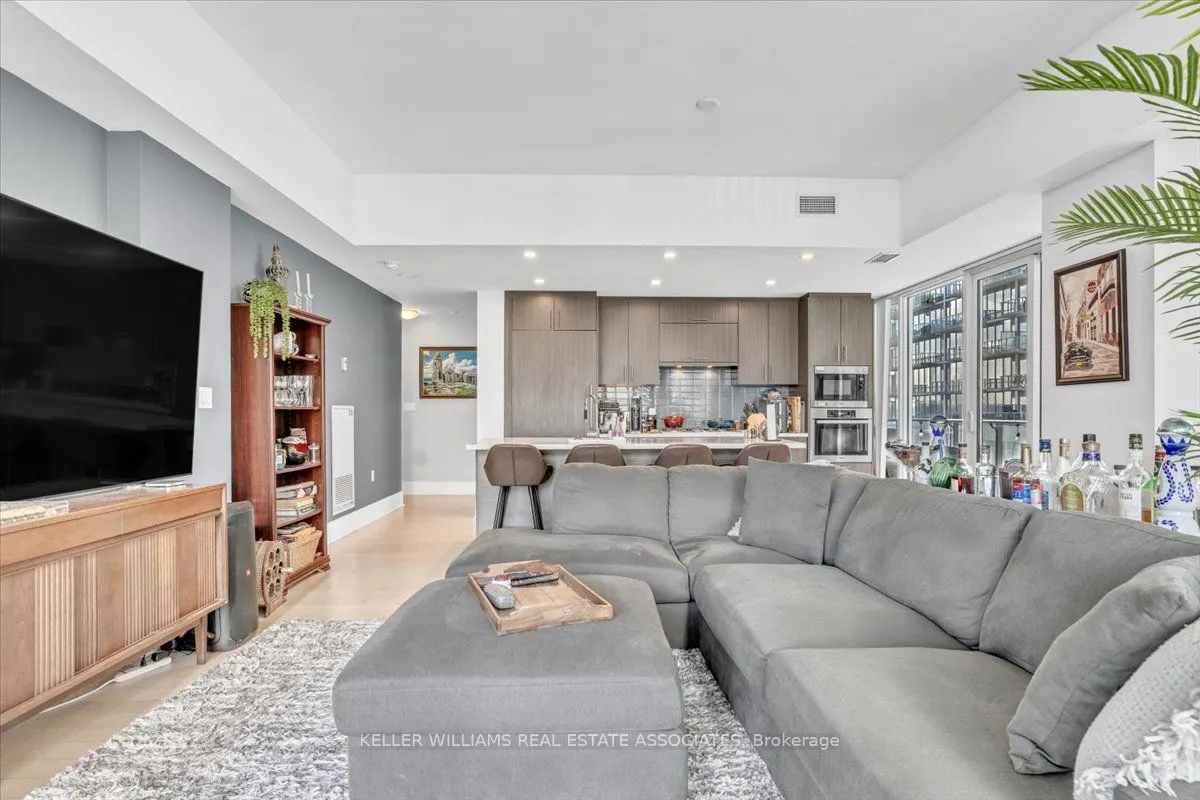 29 Queens Quay E #323