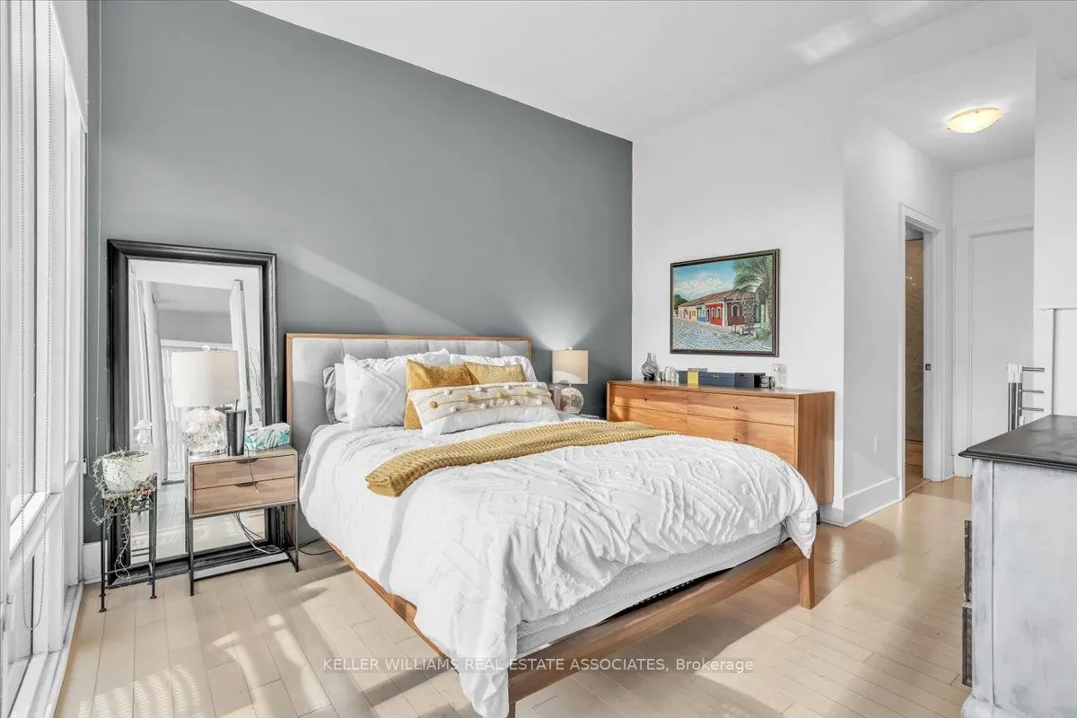 29 Queens Quay E #323
