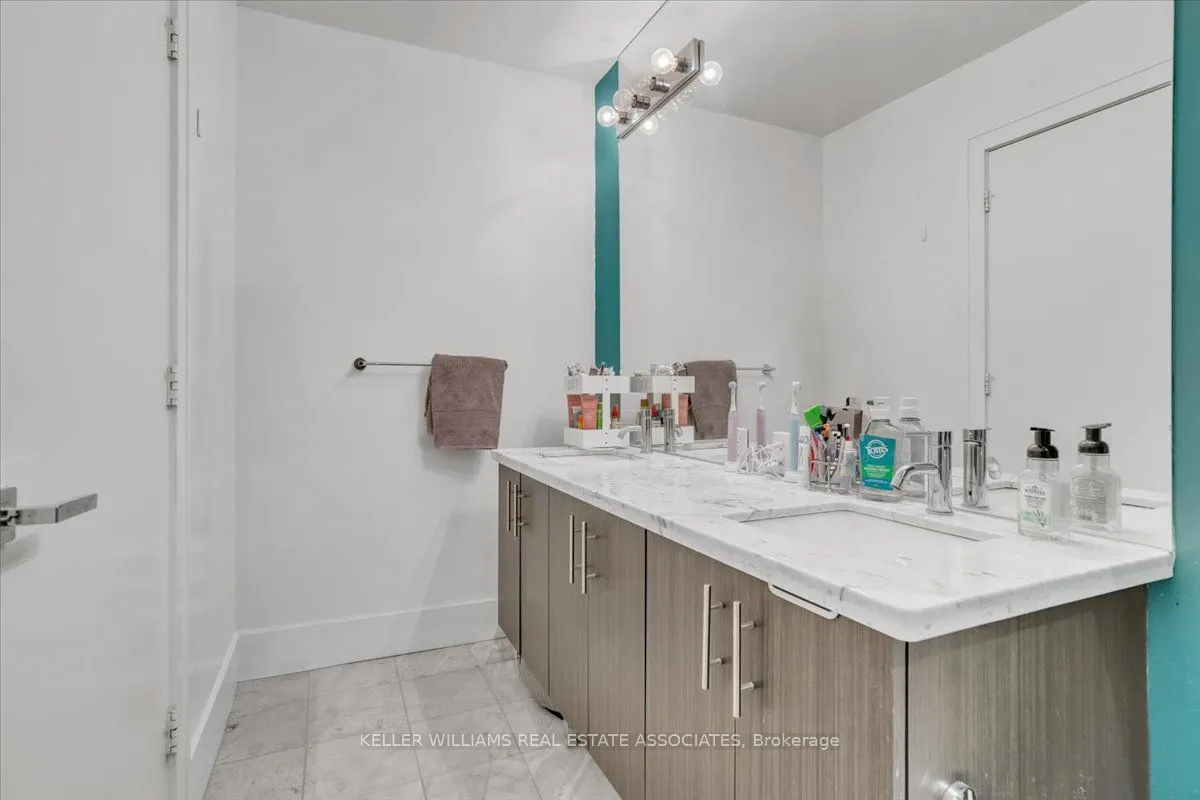 29 Queens Quay E #323