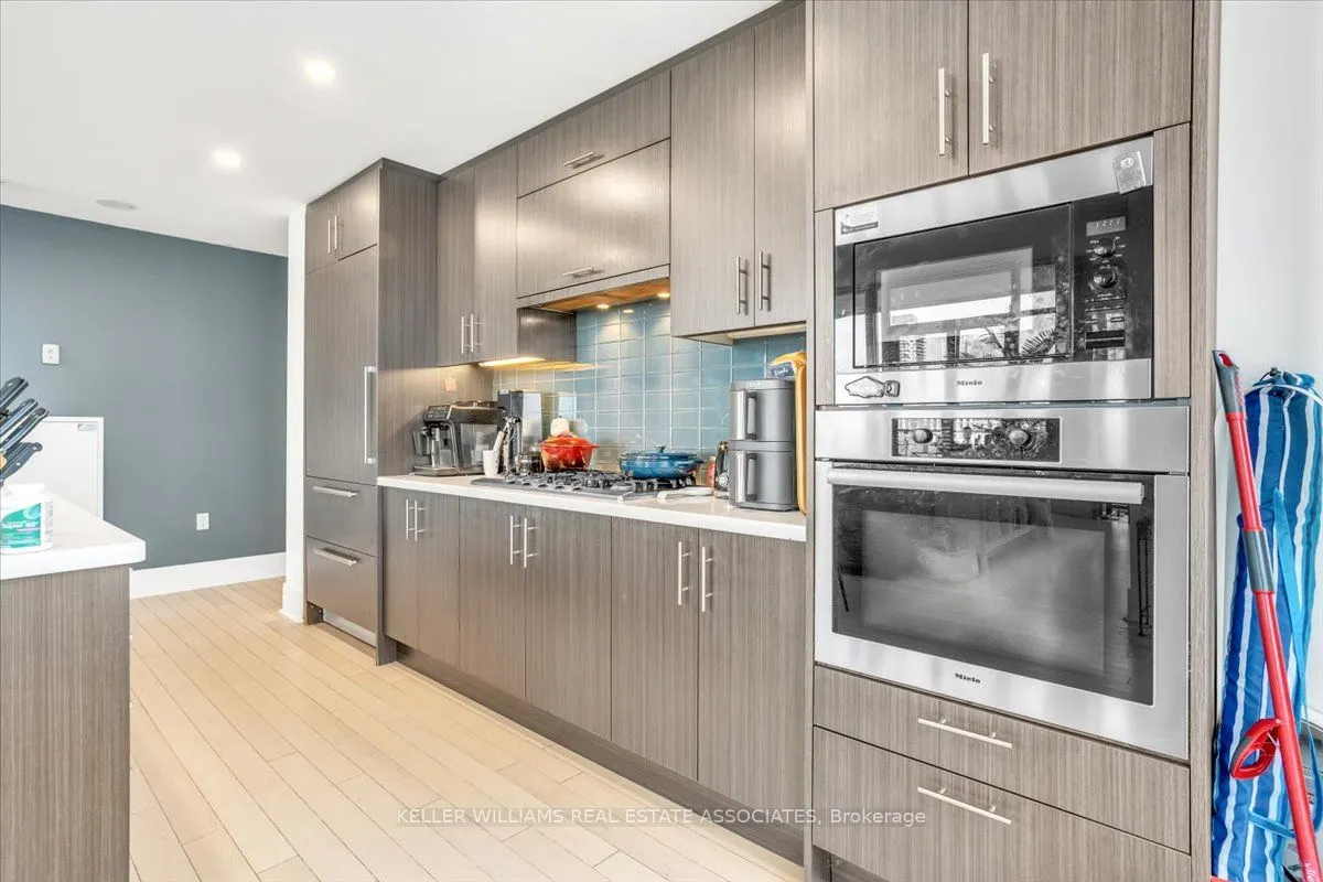 29 Queens Quay E #323