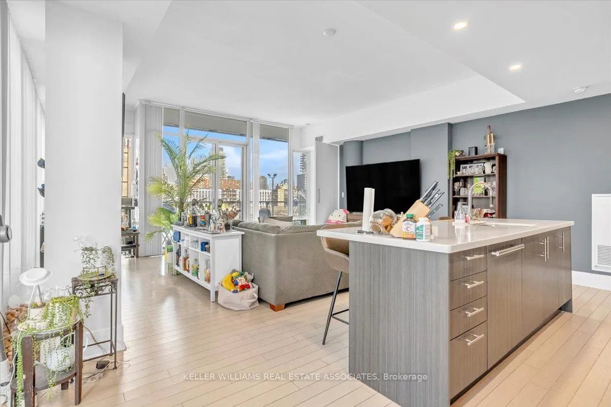 29 Queens Quay E #323