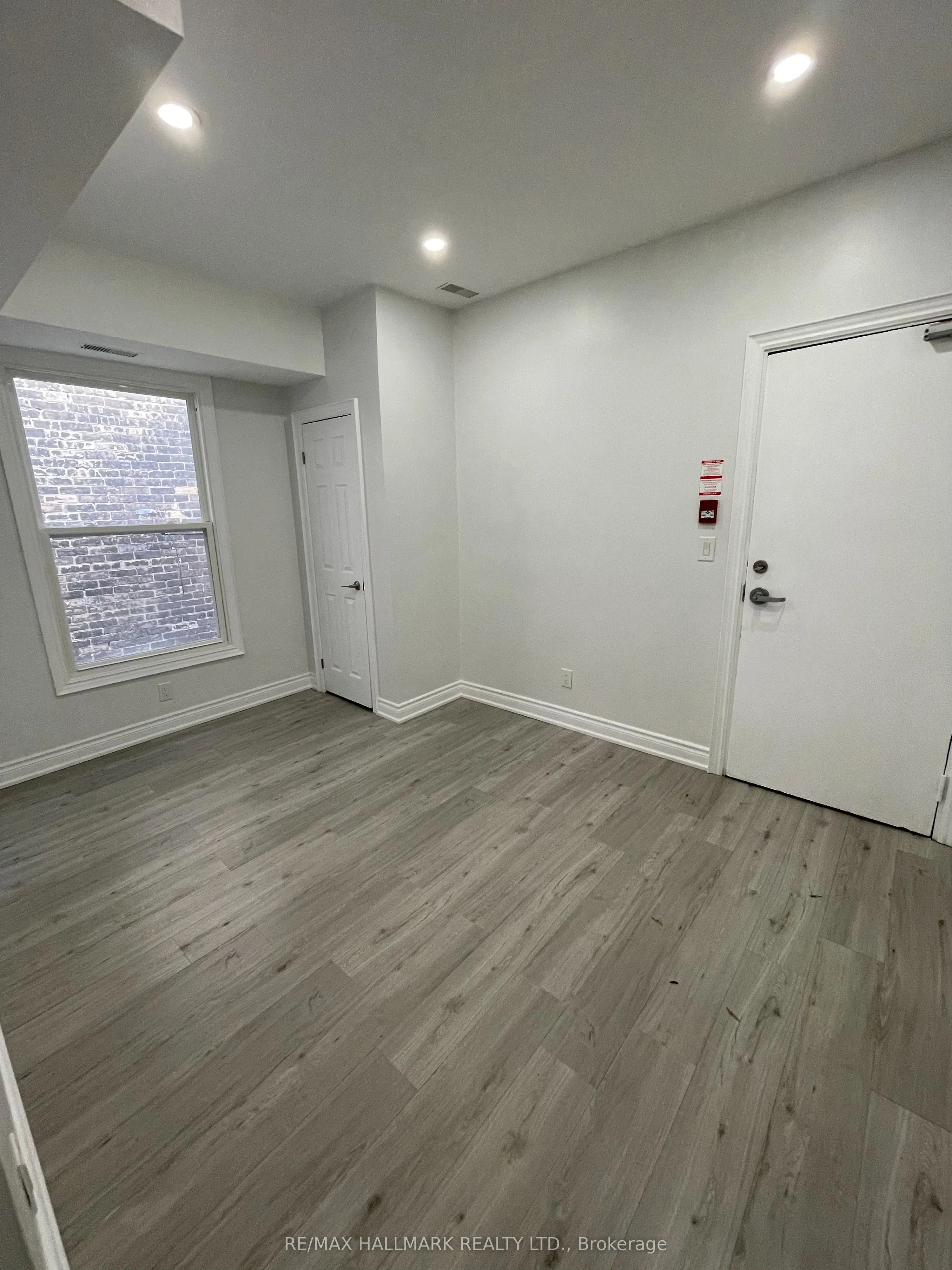 414 Dundas Street E
