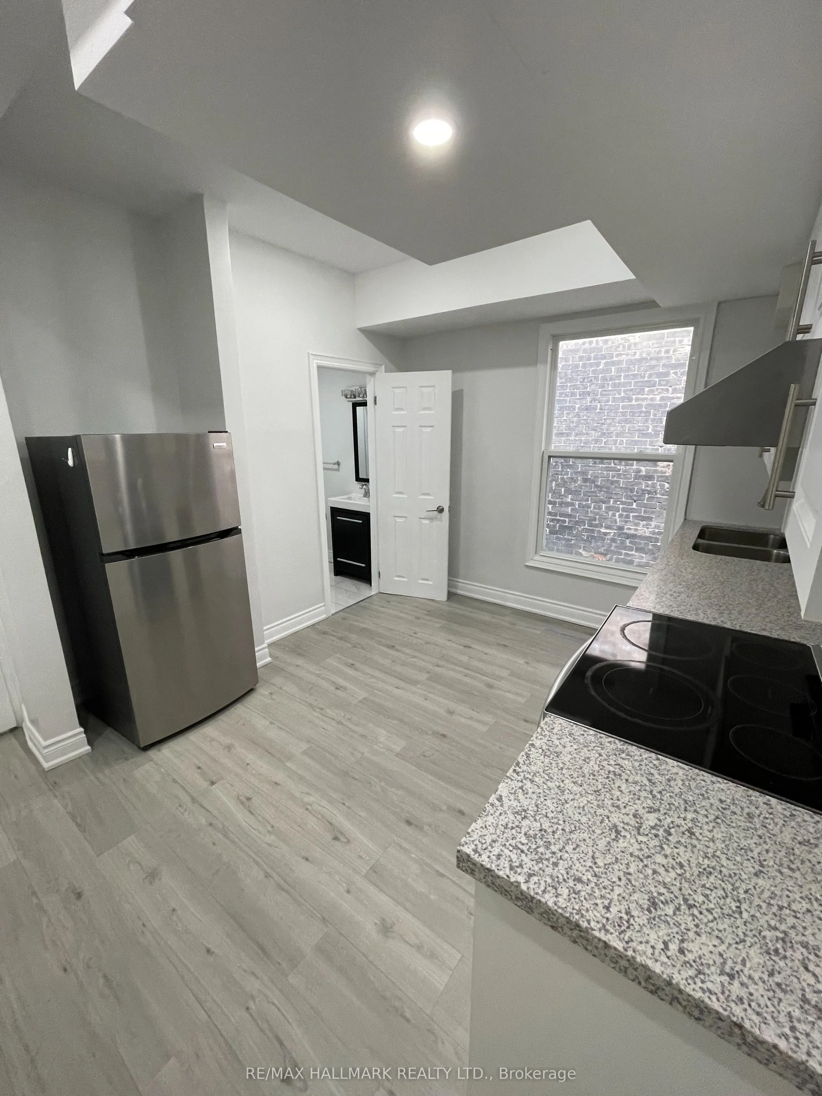414 Dundas Street E