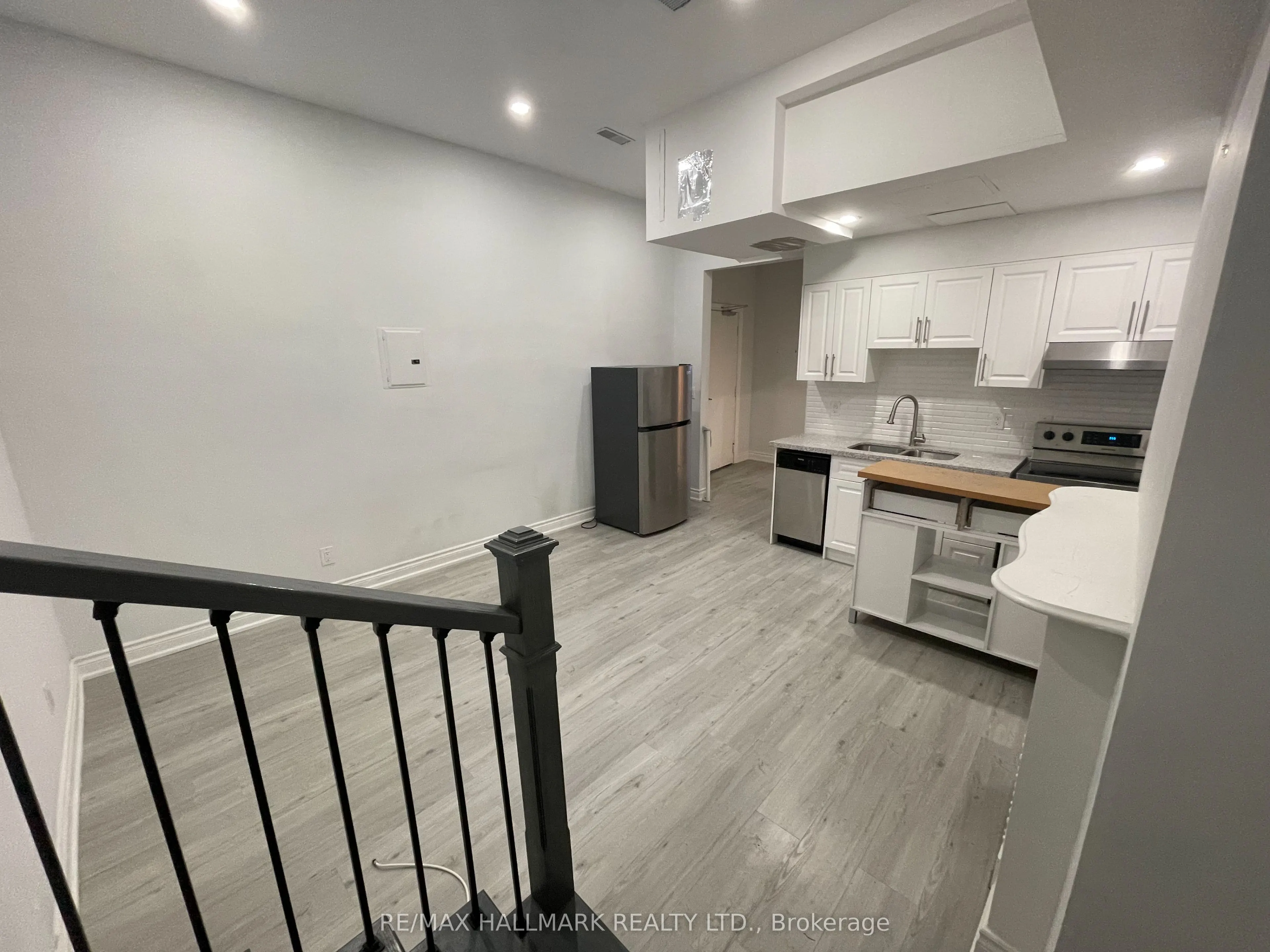 414 Dundas Street E