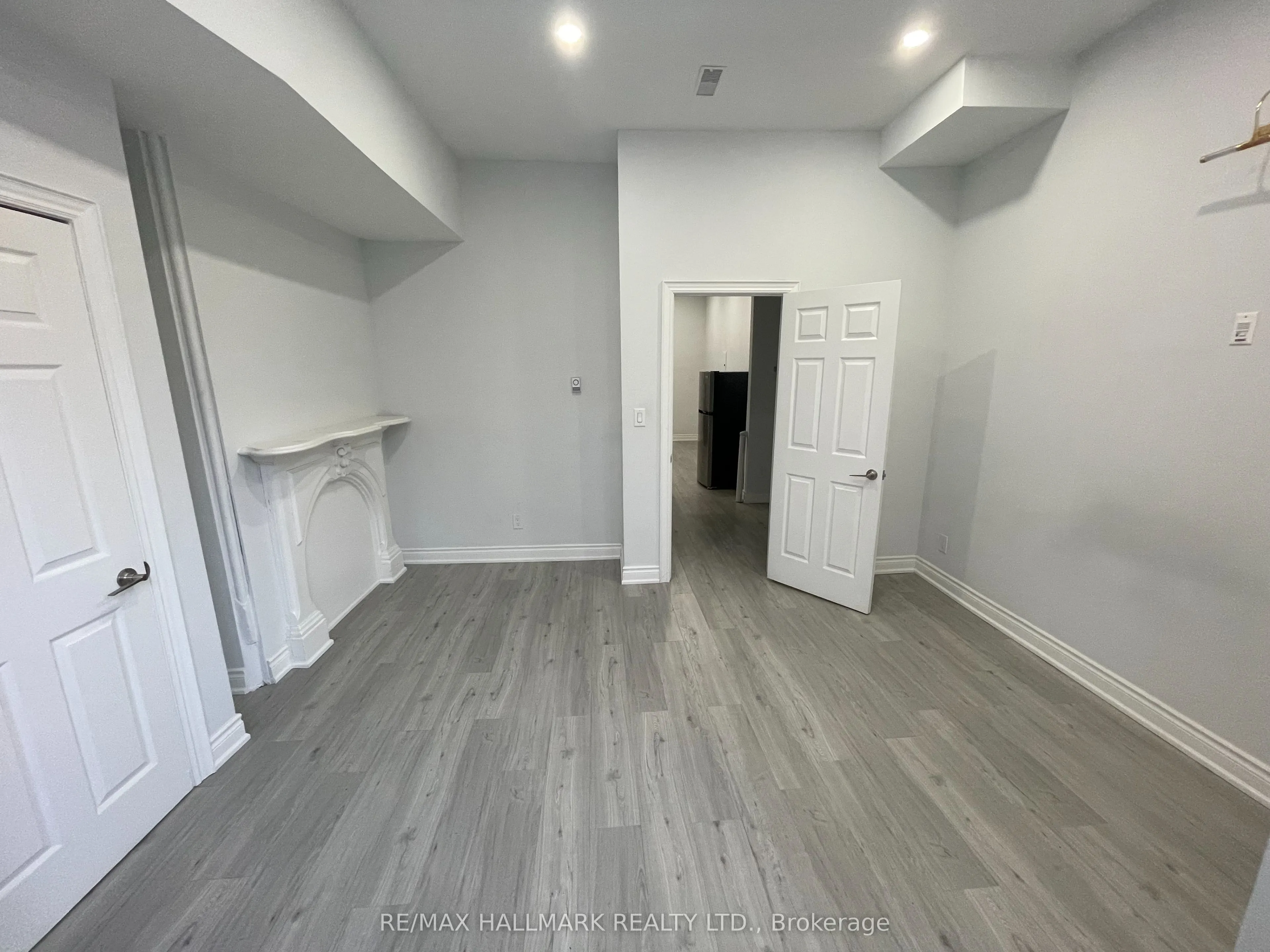 414 Dundas Street E