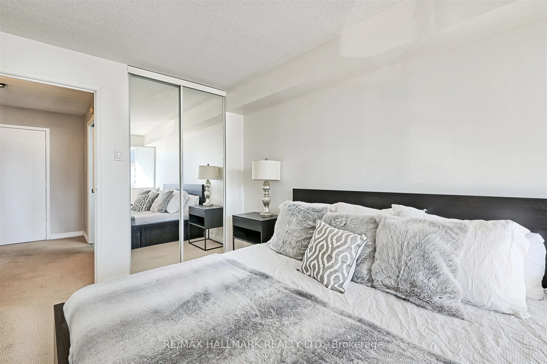 86 Gerrard Street E, #8E