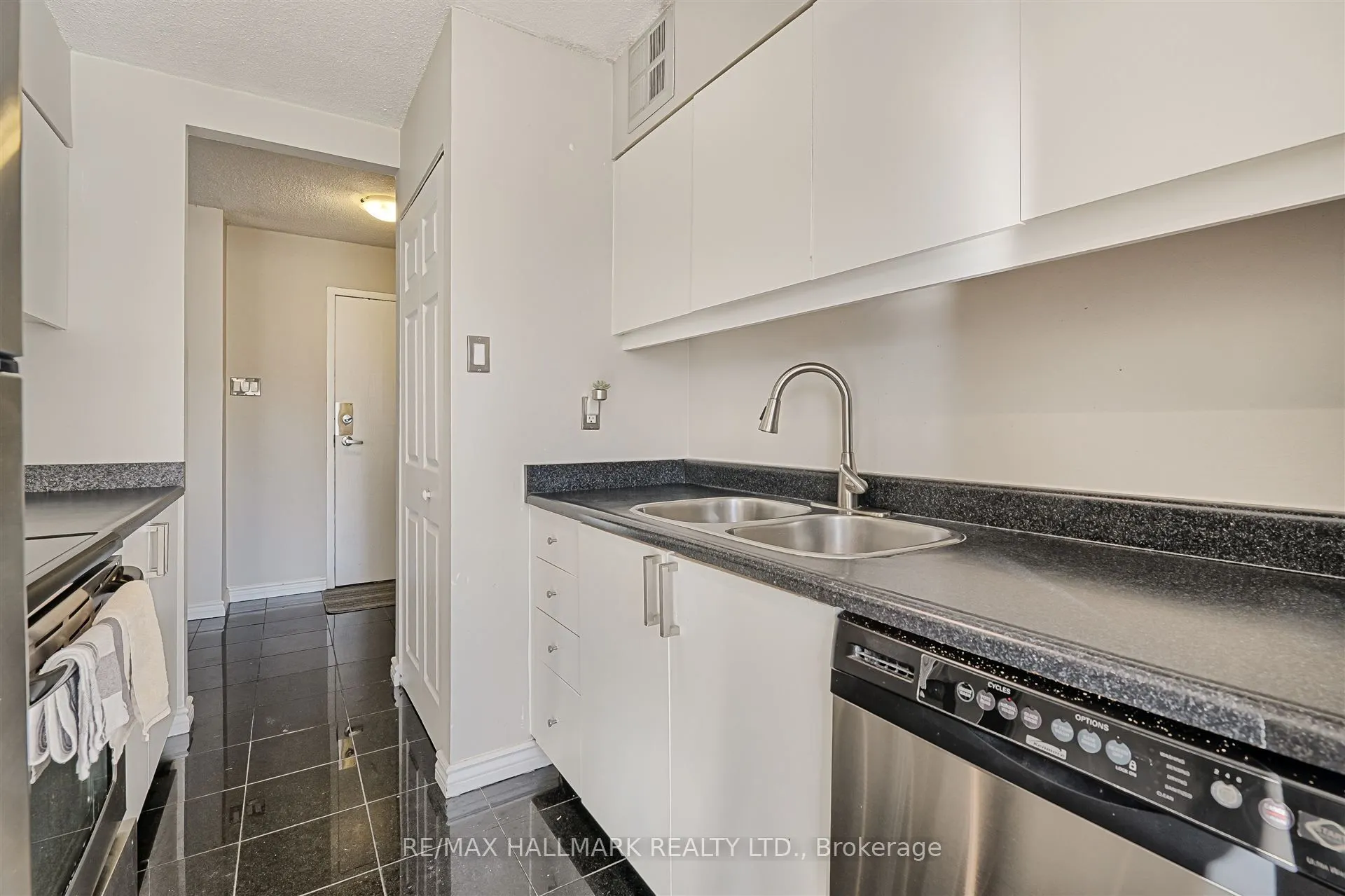 86 Gerrard Street E, #8E