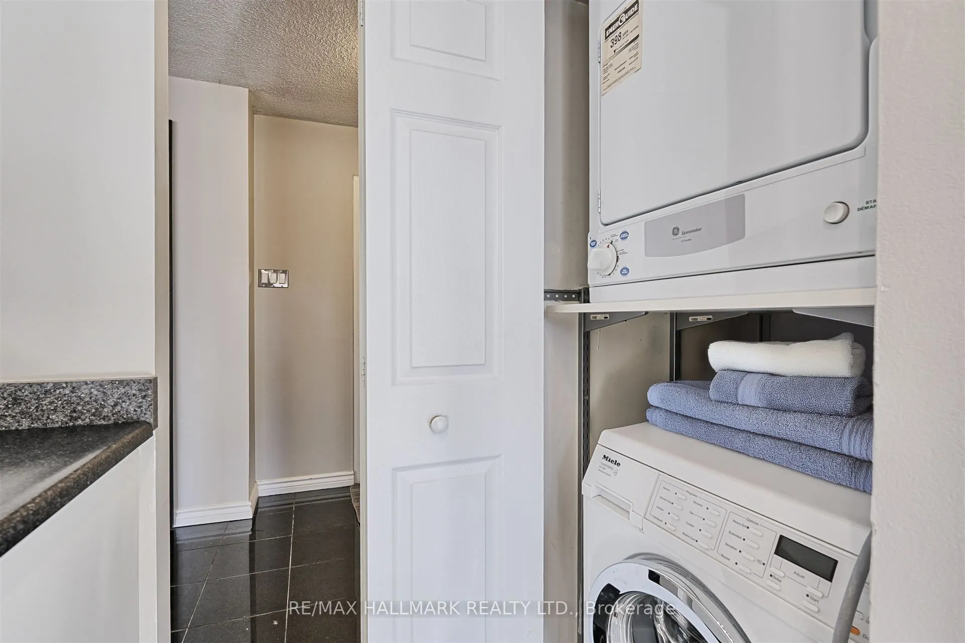 86 Gerrard Street E, #8E