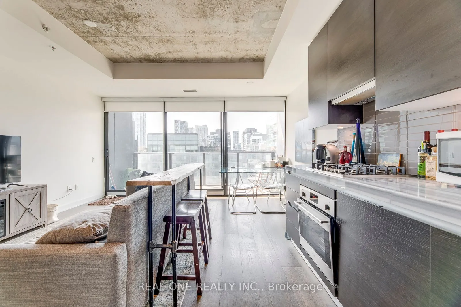 629 King Street W, #913