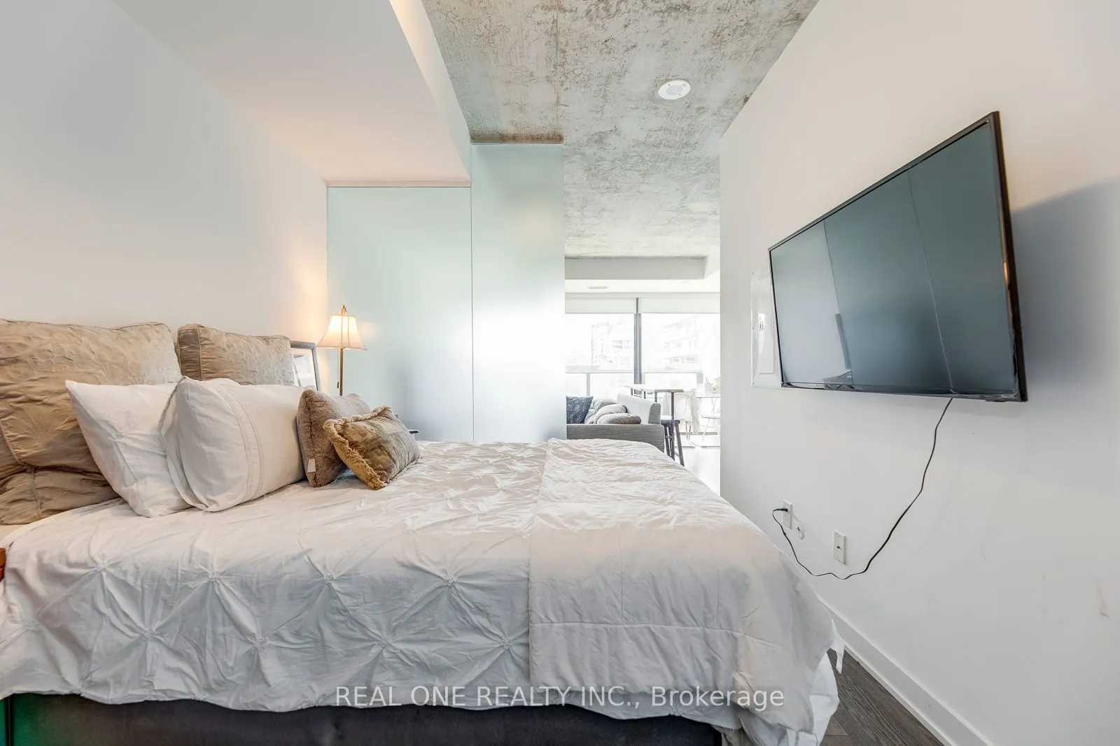 629 King Street W, #913