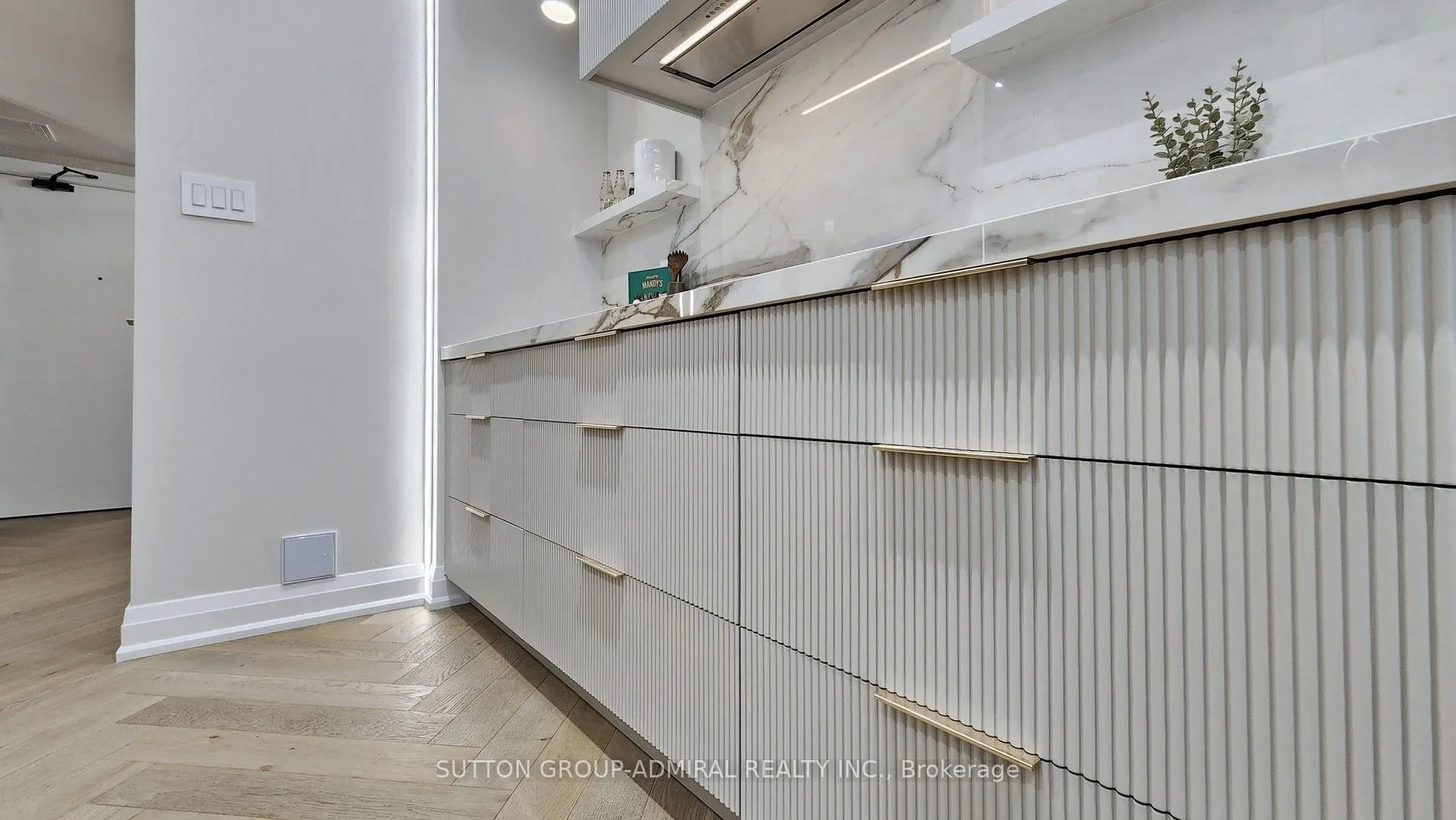 616 Avenue Road, #602