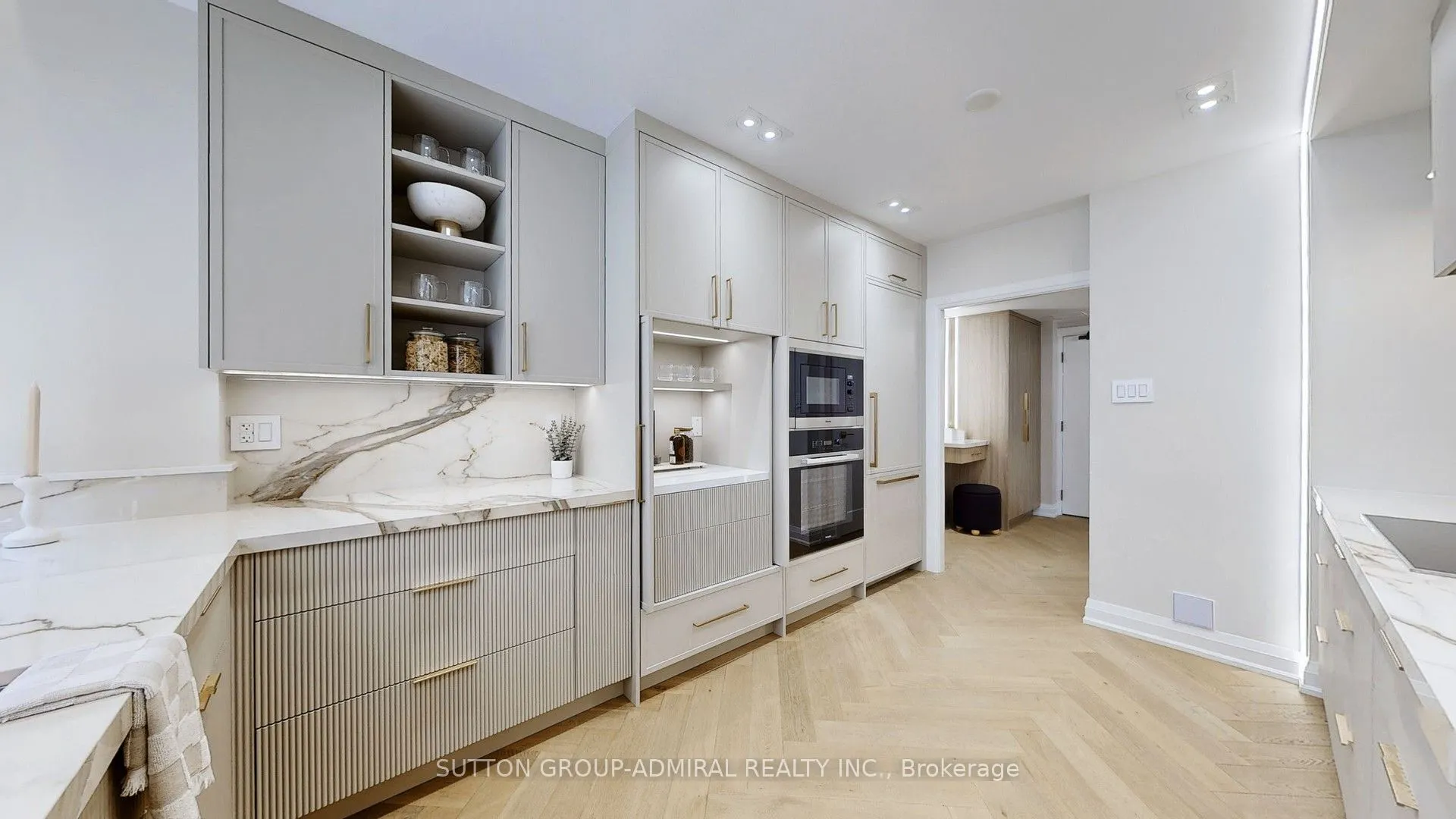 616 Avenue Road, #602