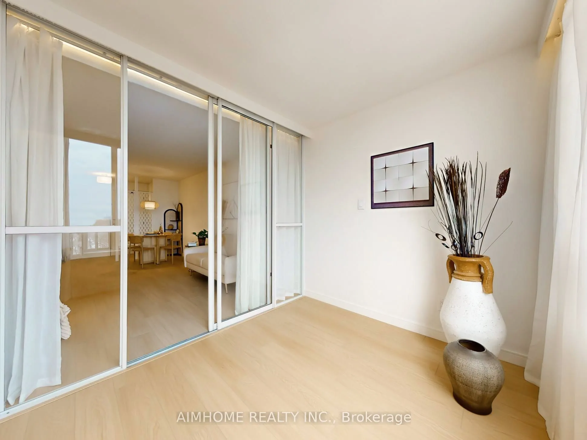 260 Doris Avenue, #907