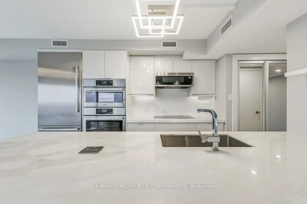 1001 Bay Street, #3211