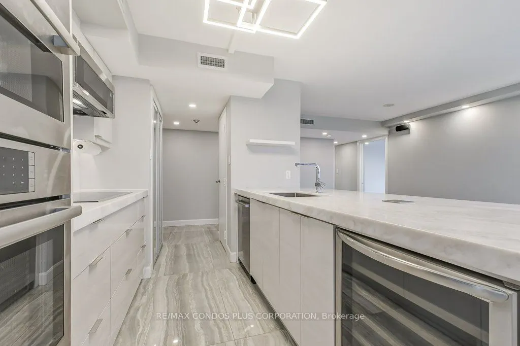 1001 Bay Street, #3211
