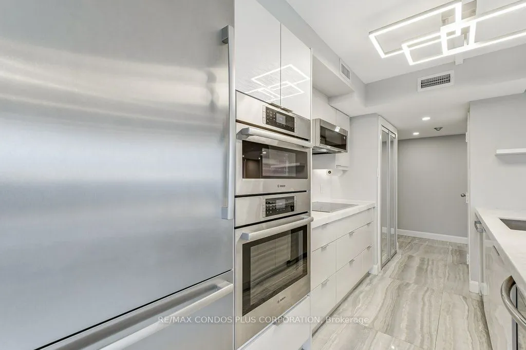 1001 Bay Street, #3211