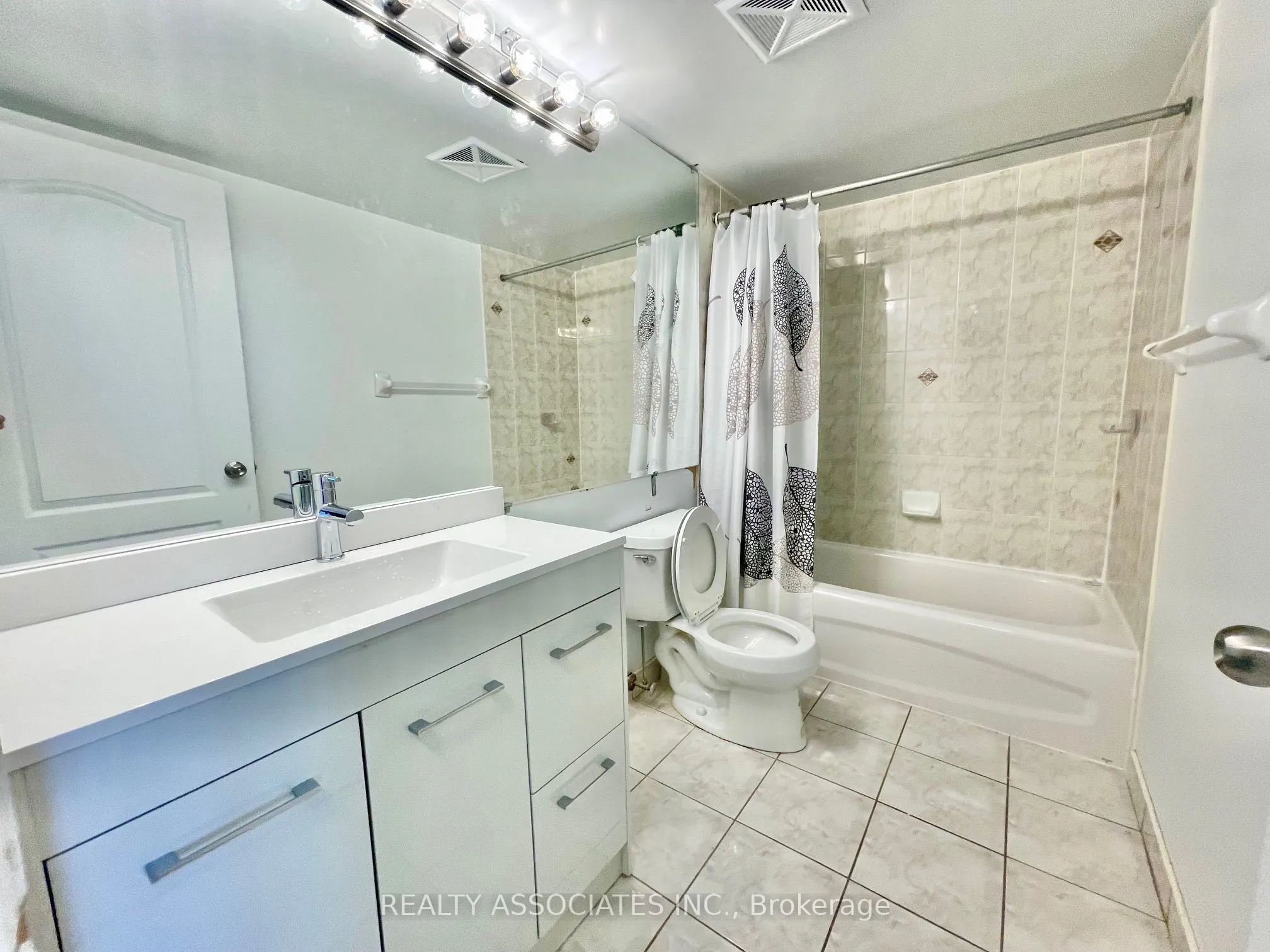 2 Clairtrell Road, #815