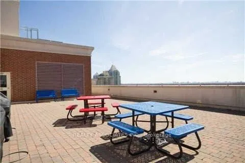 2 Clairtrell Road, #815