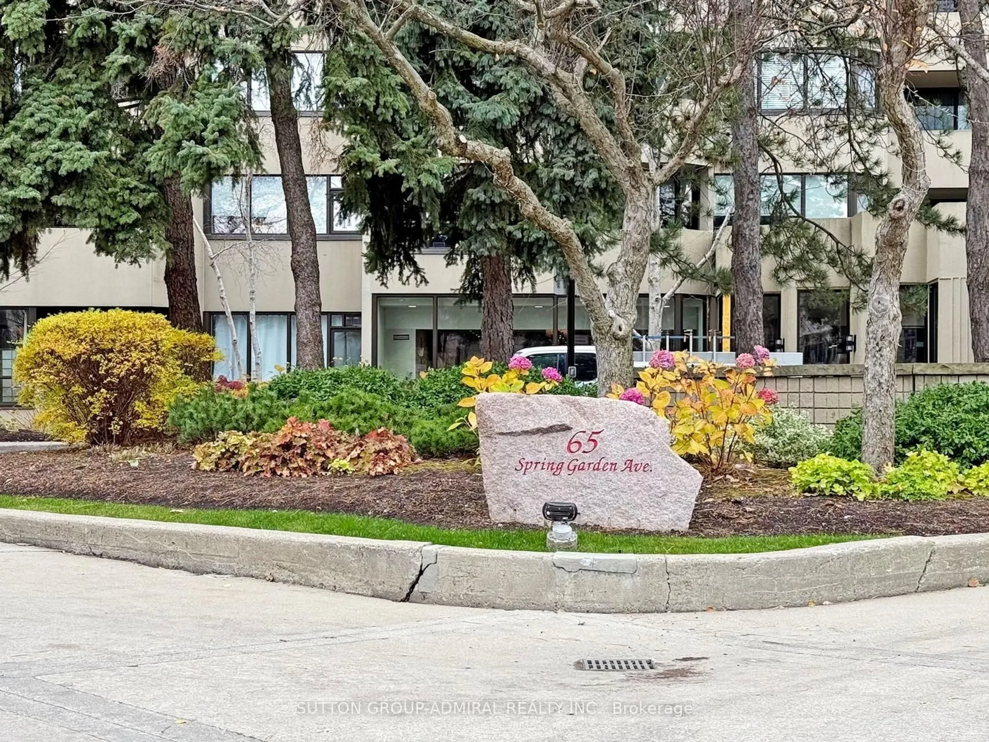 65 SPRING GARDEN Avenue, #102