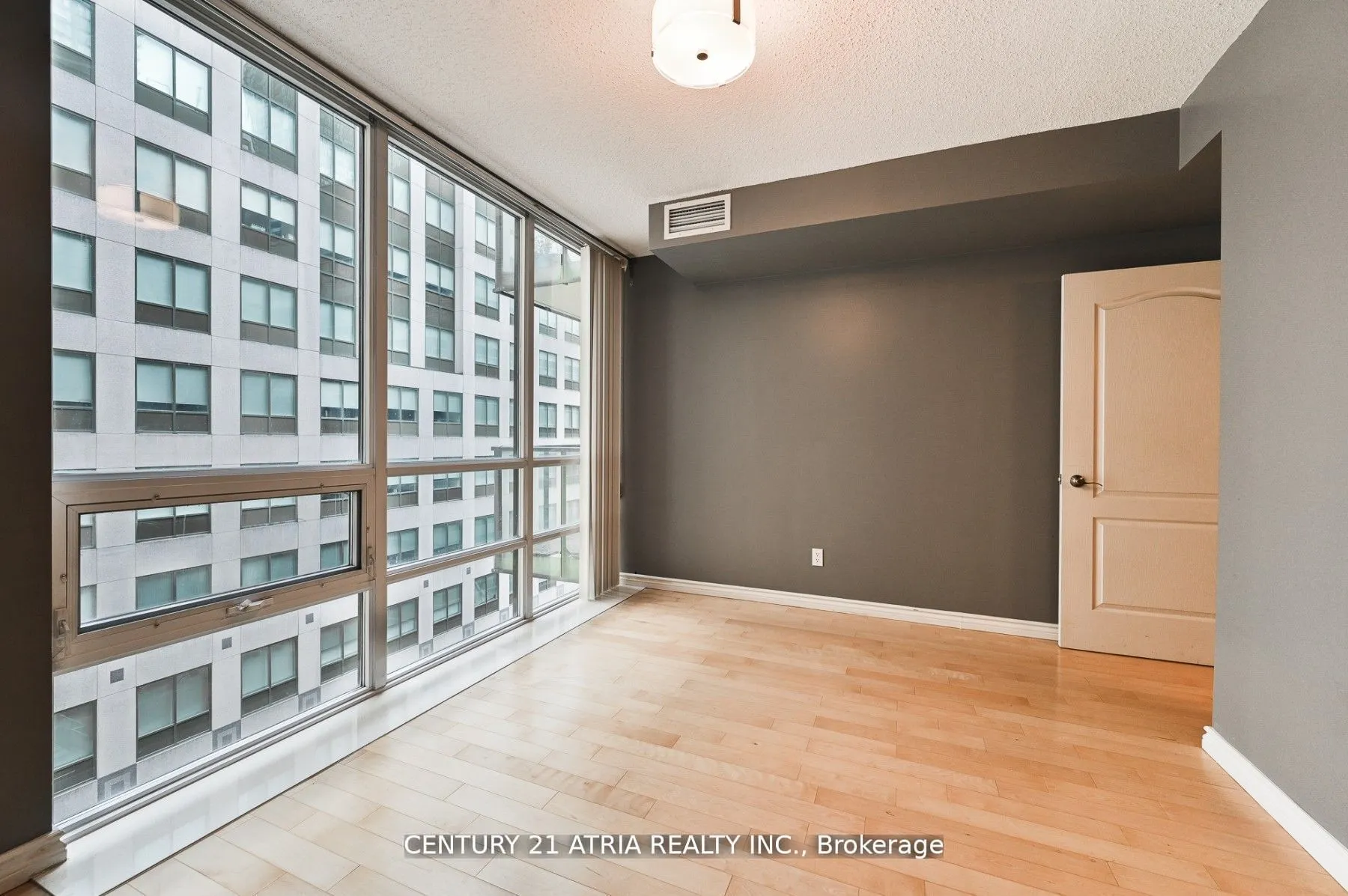 263 Wellington Street W, #704