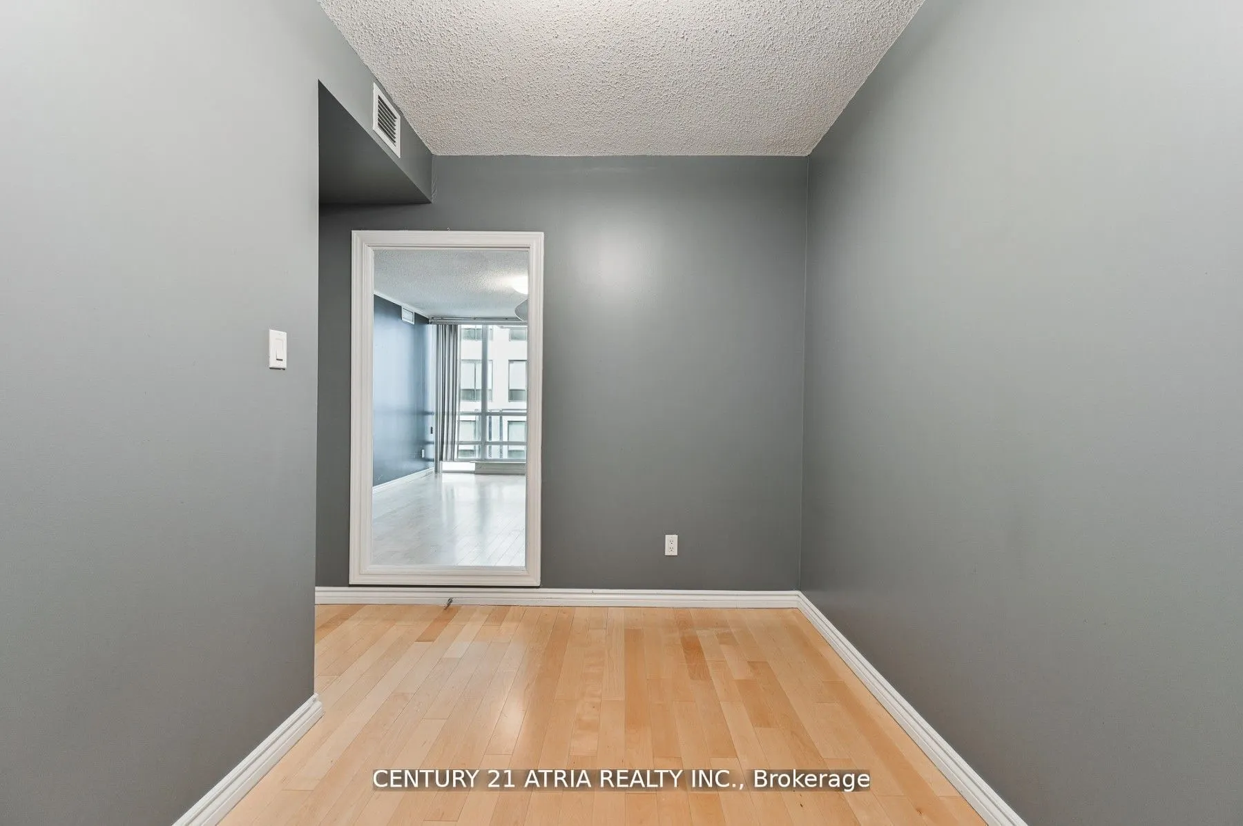263 Wellington Street W, #704