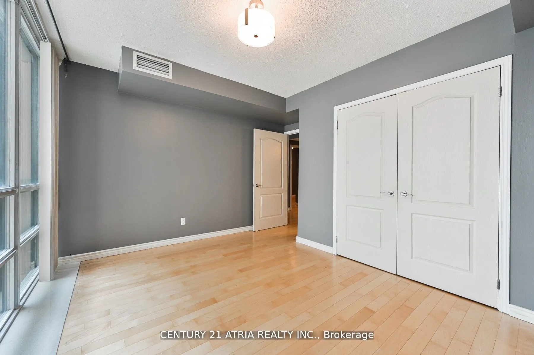 263 Wellington Street W, #704